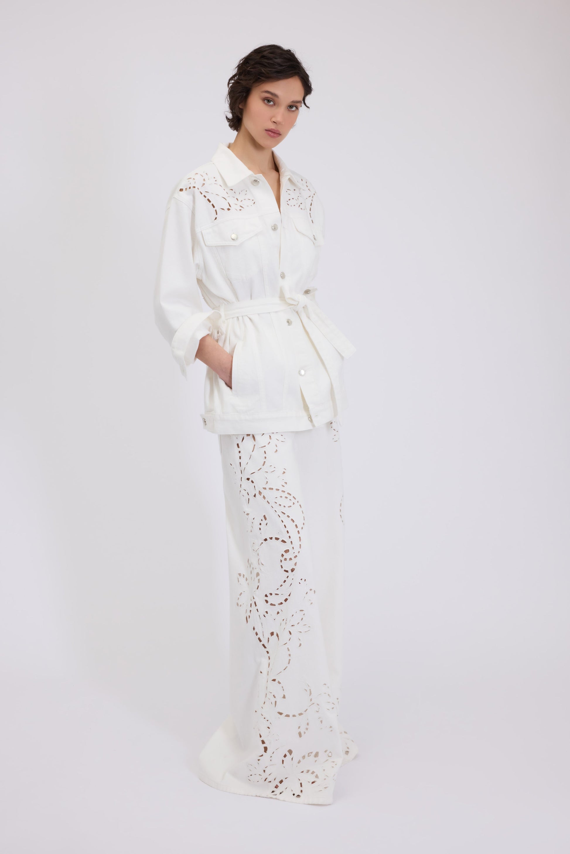 VESTE EN TISSU BULL AVEC BRODERIE ANGLAISE ET CEINTURE À LA TAILLE