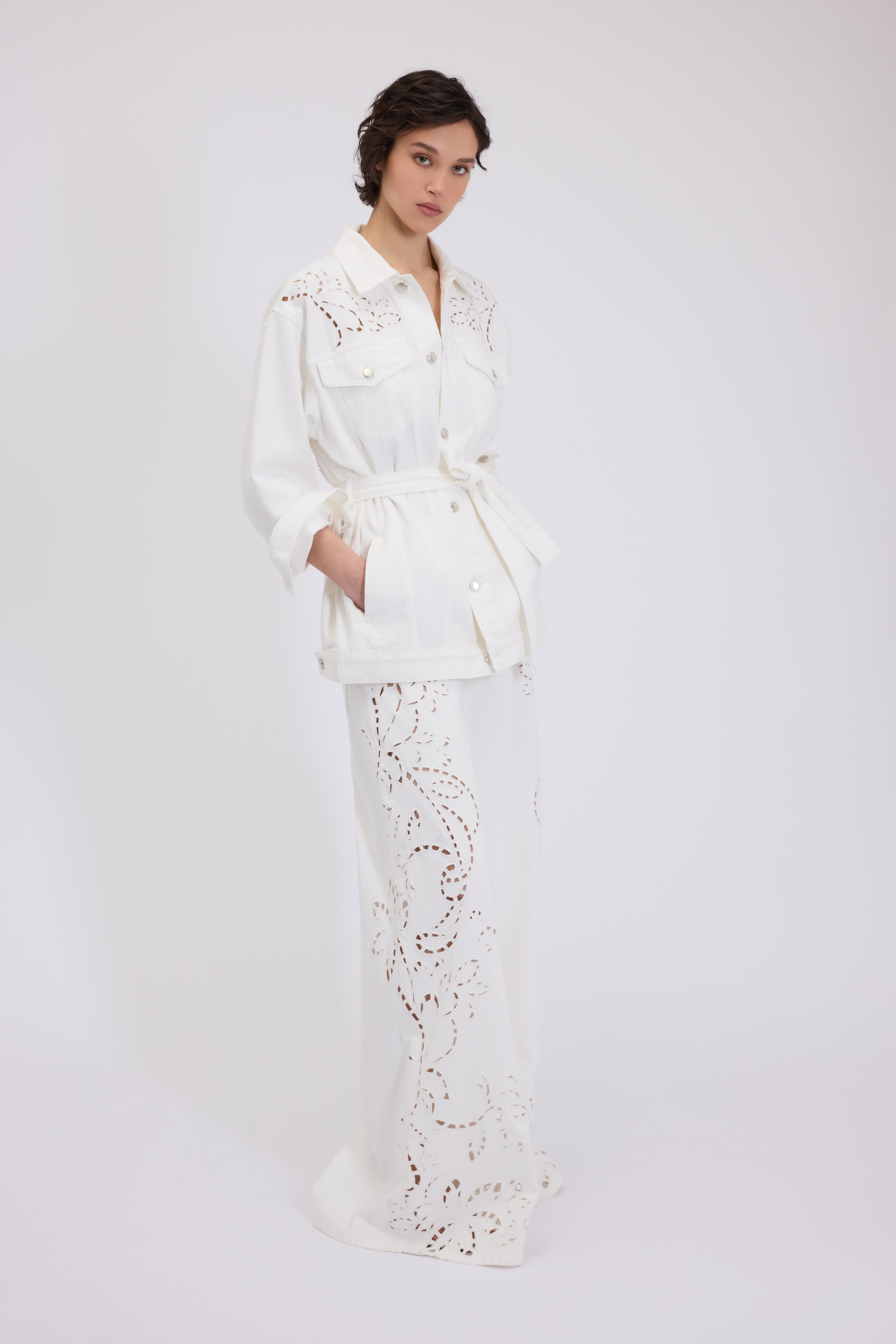 VESTE EN TISSU BULL AVEC BRODERIE ANGLAISE ET CEINTURE À LA TAILLE