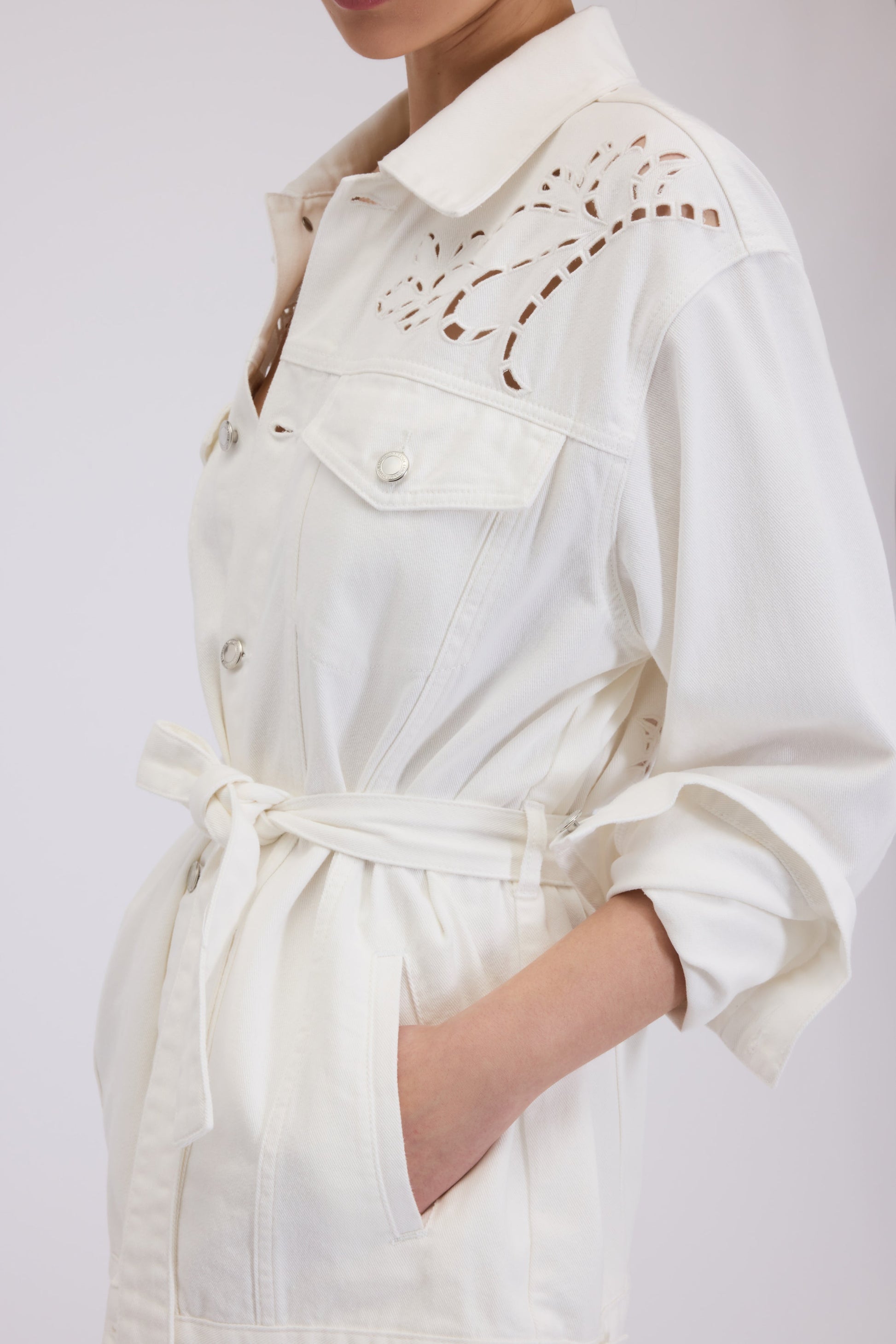 VESTE EN TISSU BULL AVEC BRODERIE ANGLAISE ET CEINTURE À LA TAILLE