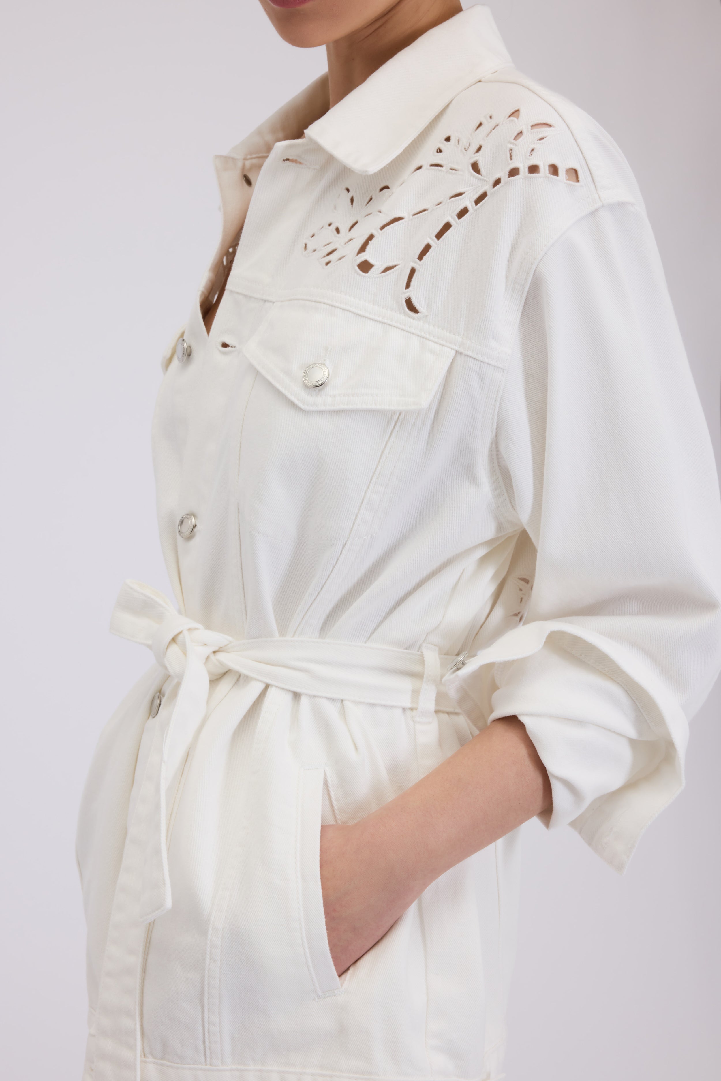 VESTE EN TISSU BULL AVEC BRODERIE ANGLAISE ET CEINTURE À LA TAILLE