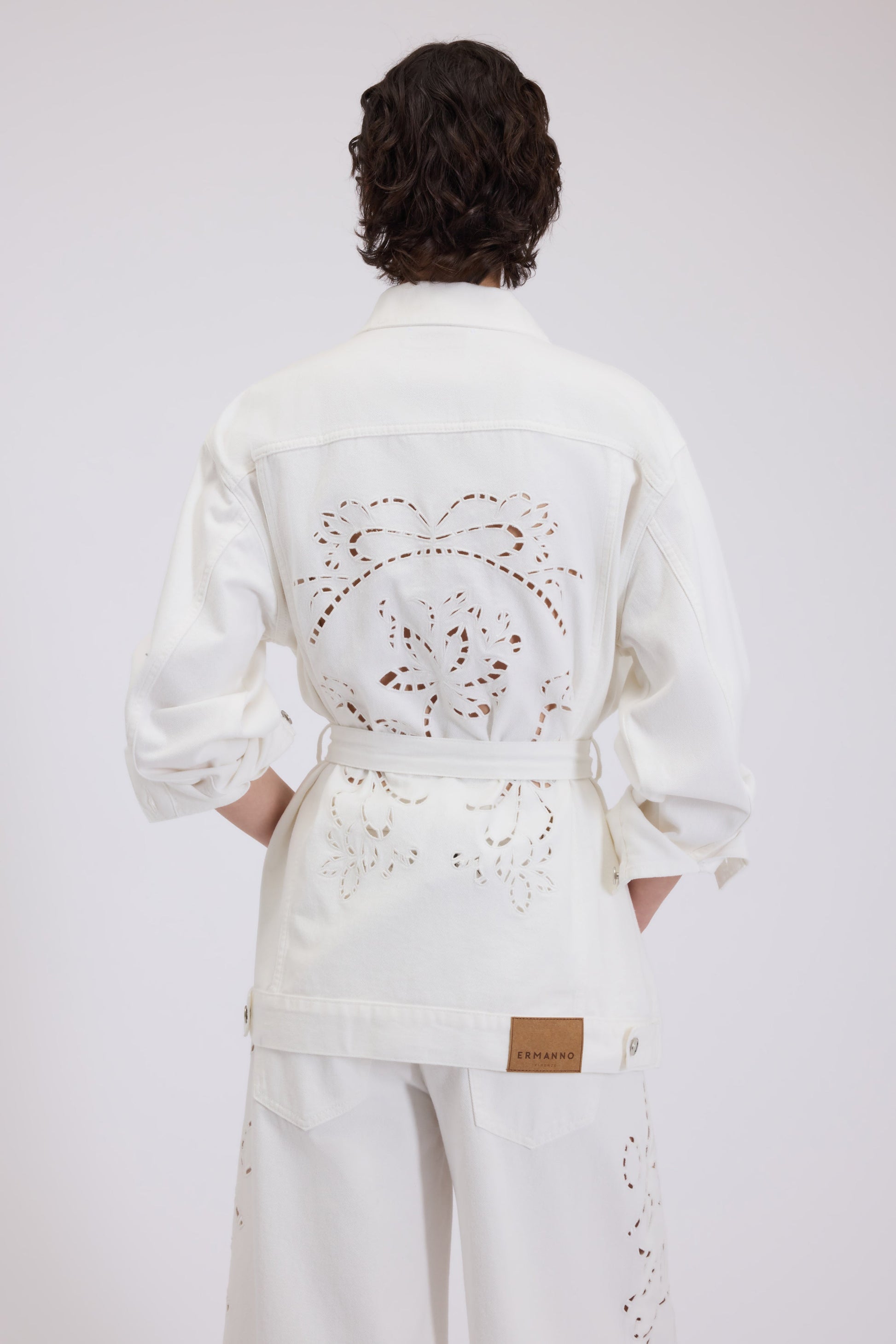 VESTE EN TISSU BULL AVEC BRODERIE ANGLAISE ET CEINTURE À LA TAILLE