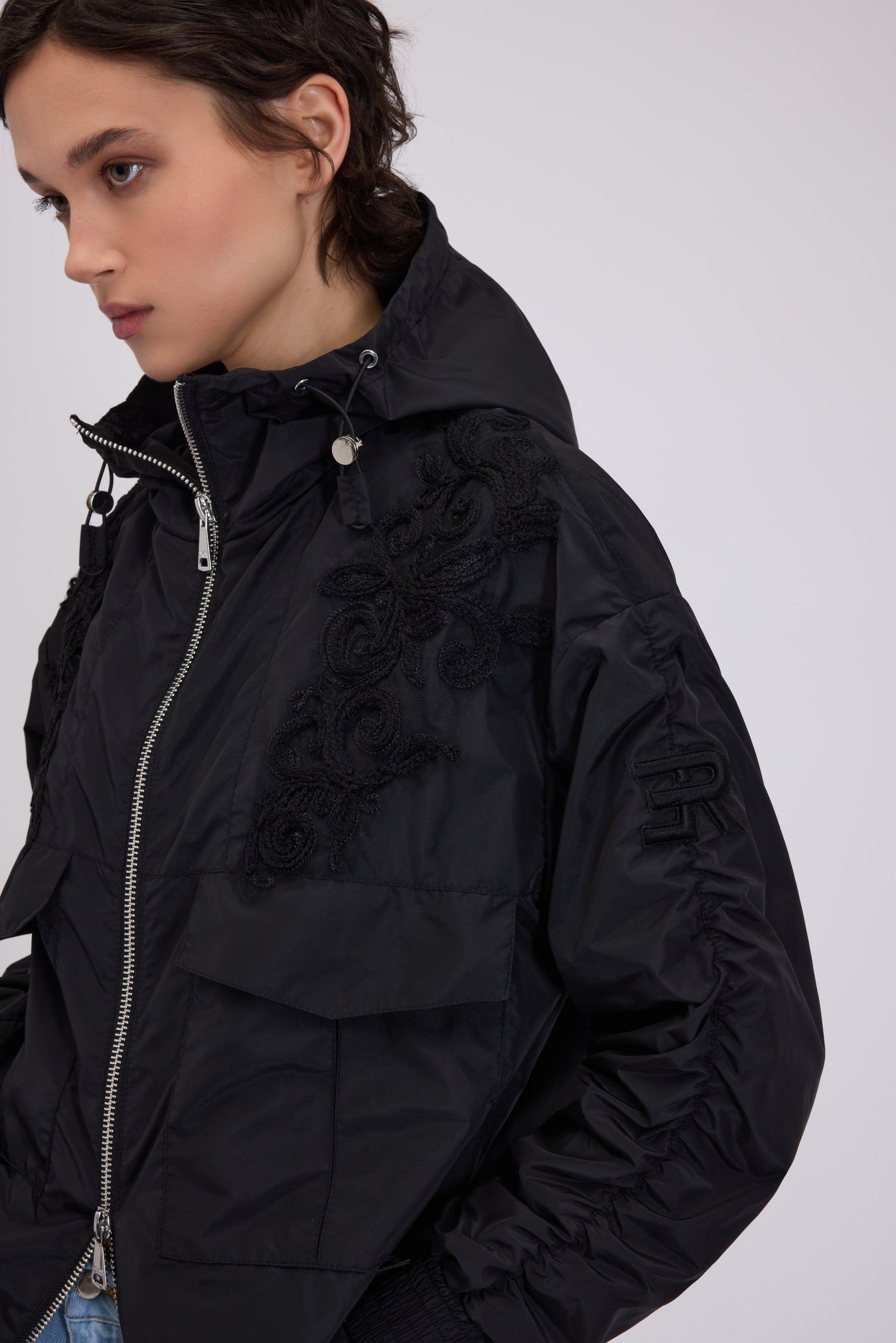 PARKA IN TAFFETAS CON CAPPUCCIO E RICAMI CORNELY