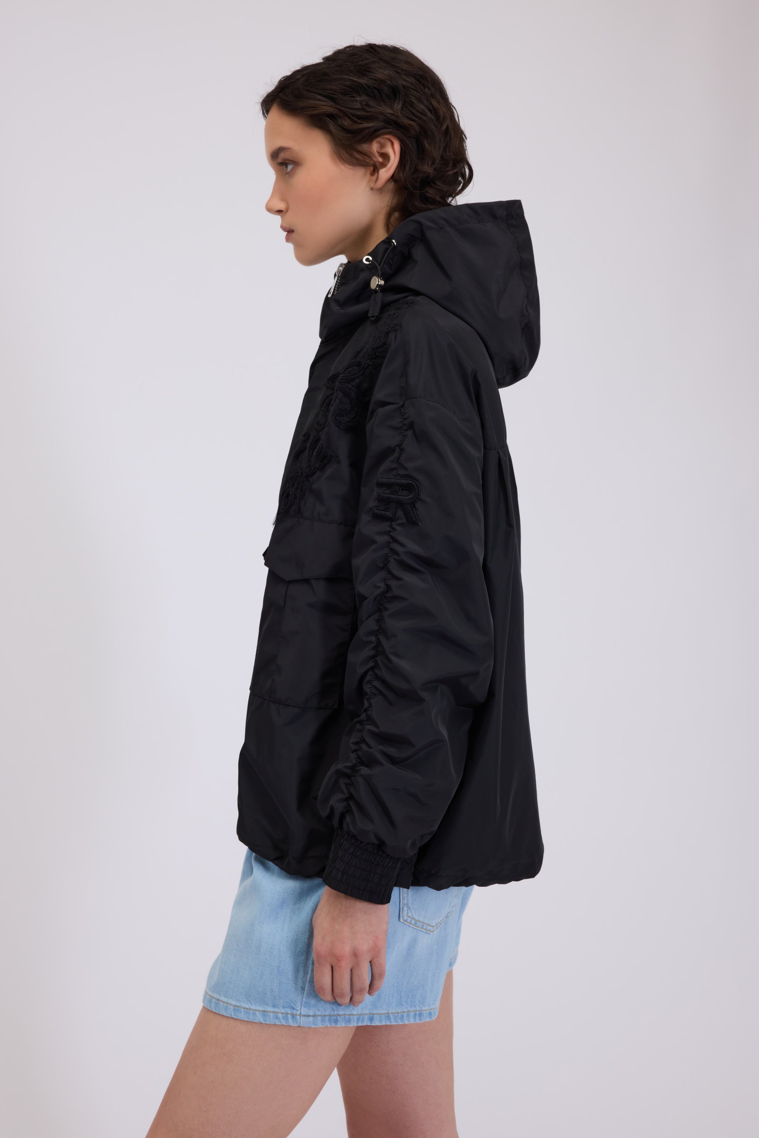 PARKA IN TAFFETAS CON CAPPUCCIO E RICAMI CORNELY