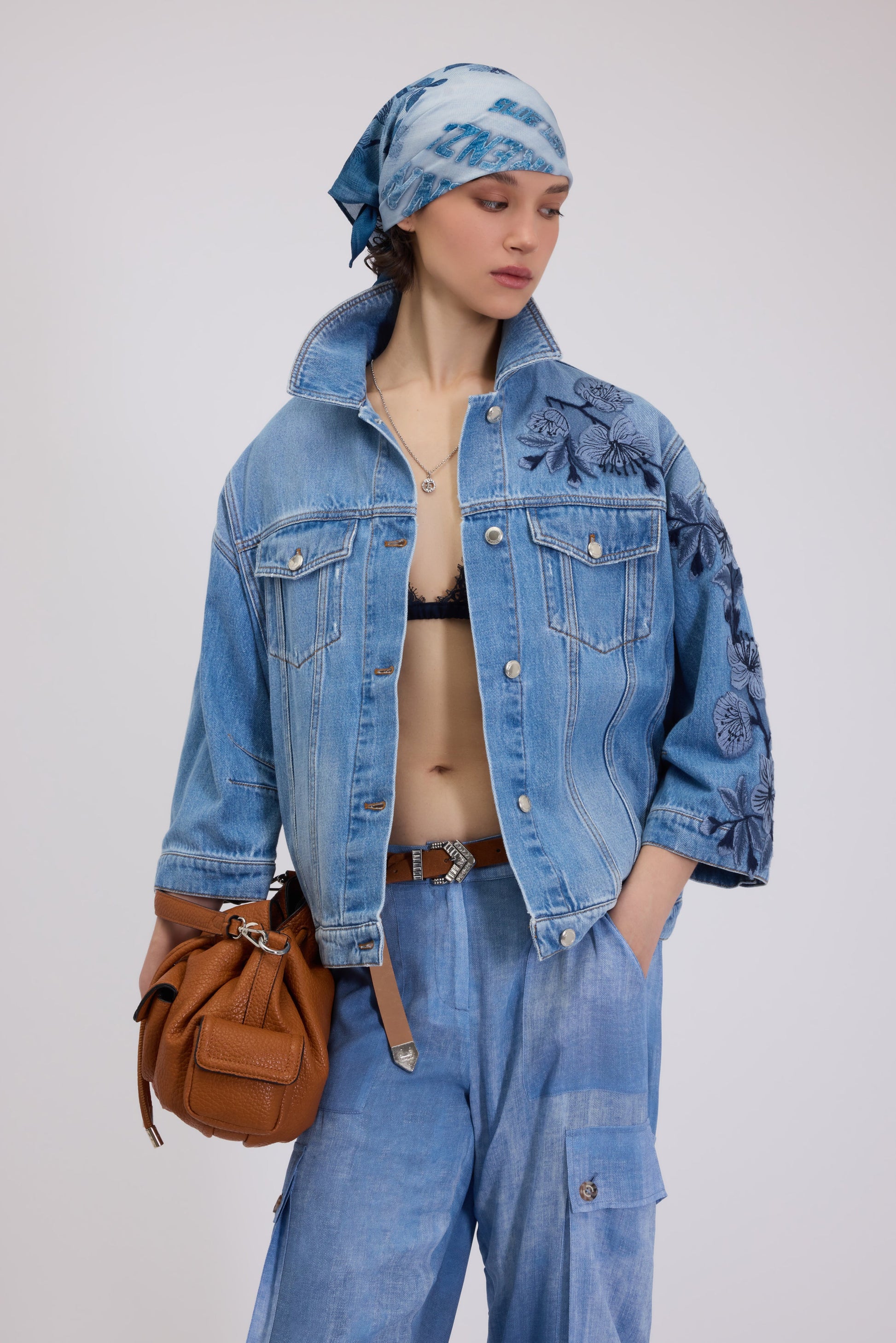 VESTE OVER EN DENIM AVEC FLEURS BRODĖS 