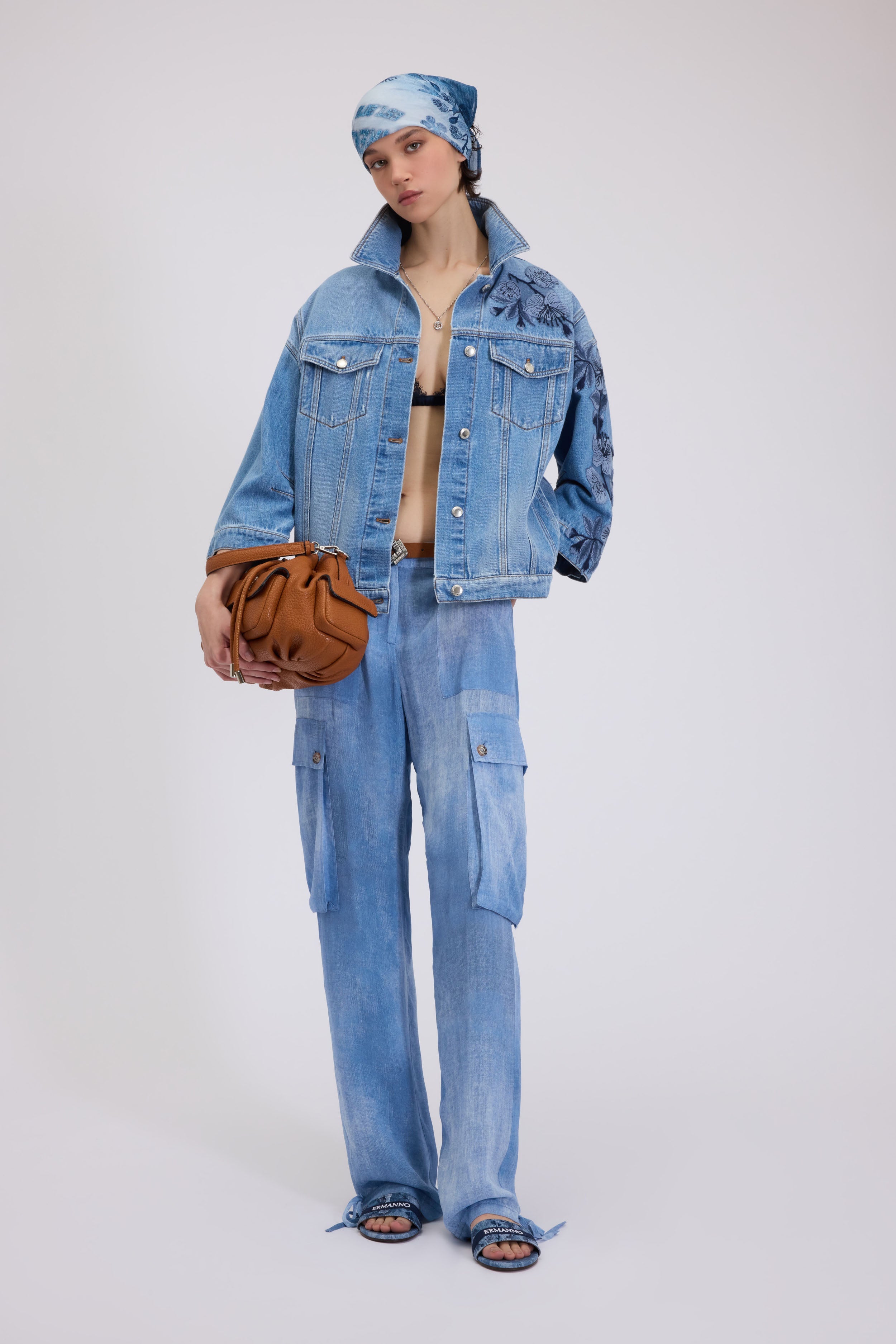 VESTE OVER EN DENIM AVEC FLEURS BRODĖS 