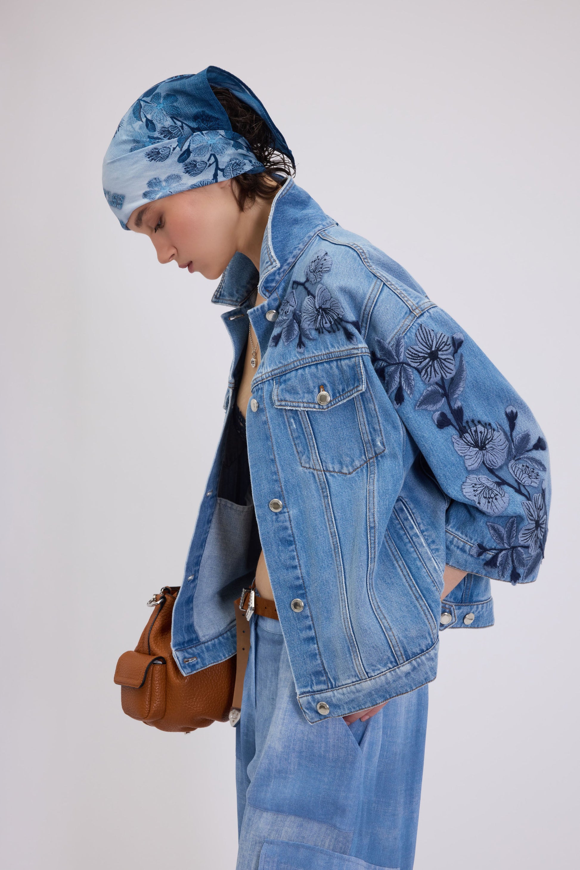 VESTE OVER EN DENIM AVEC FLEURS BRODĖS 