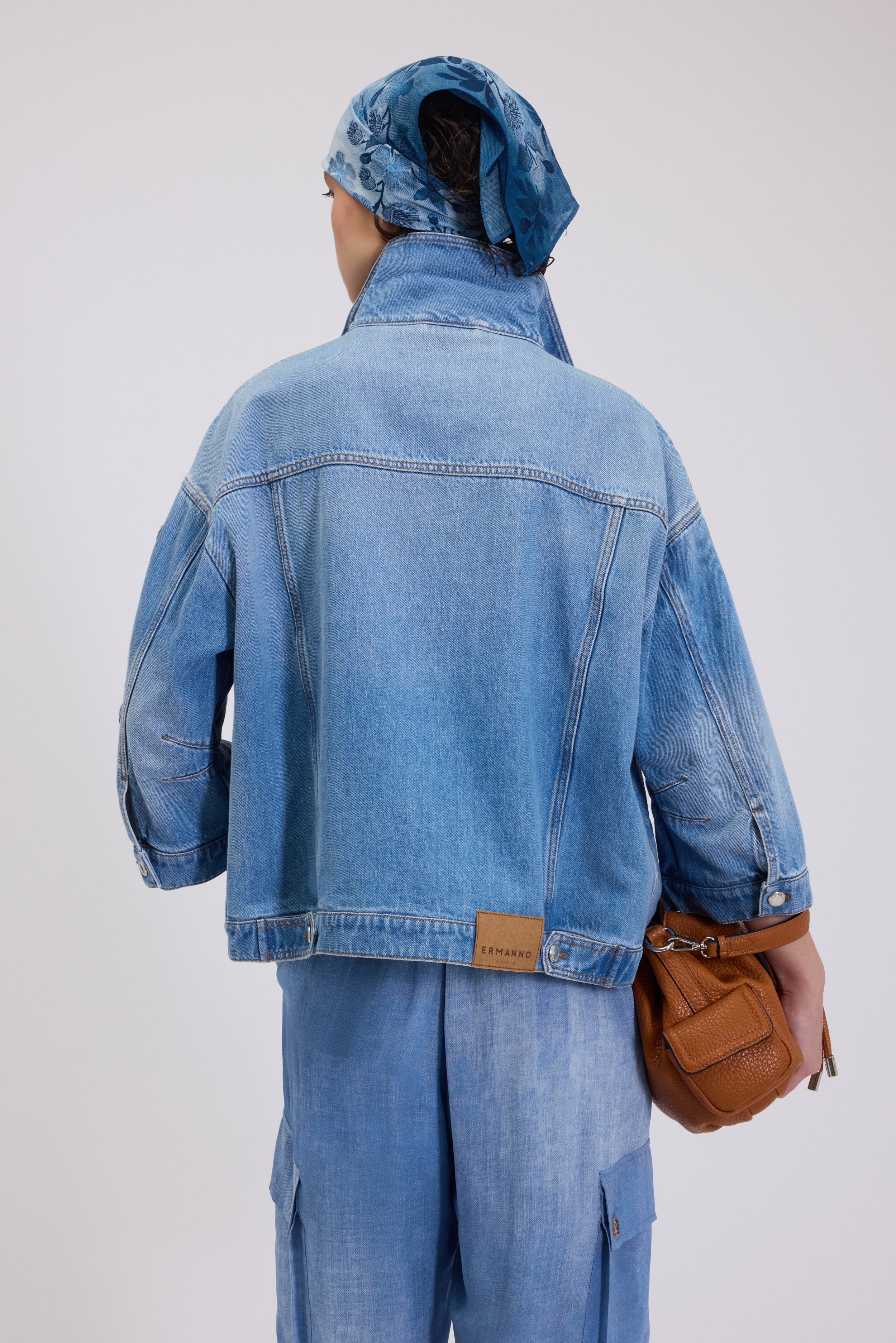 VESTE OVER EN DENIM AVEC FLEURS BRODĖS 