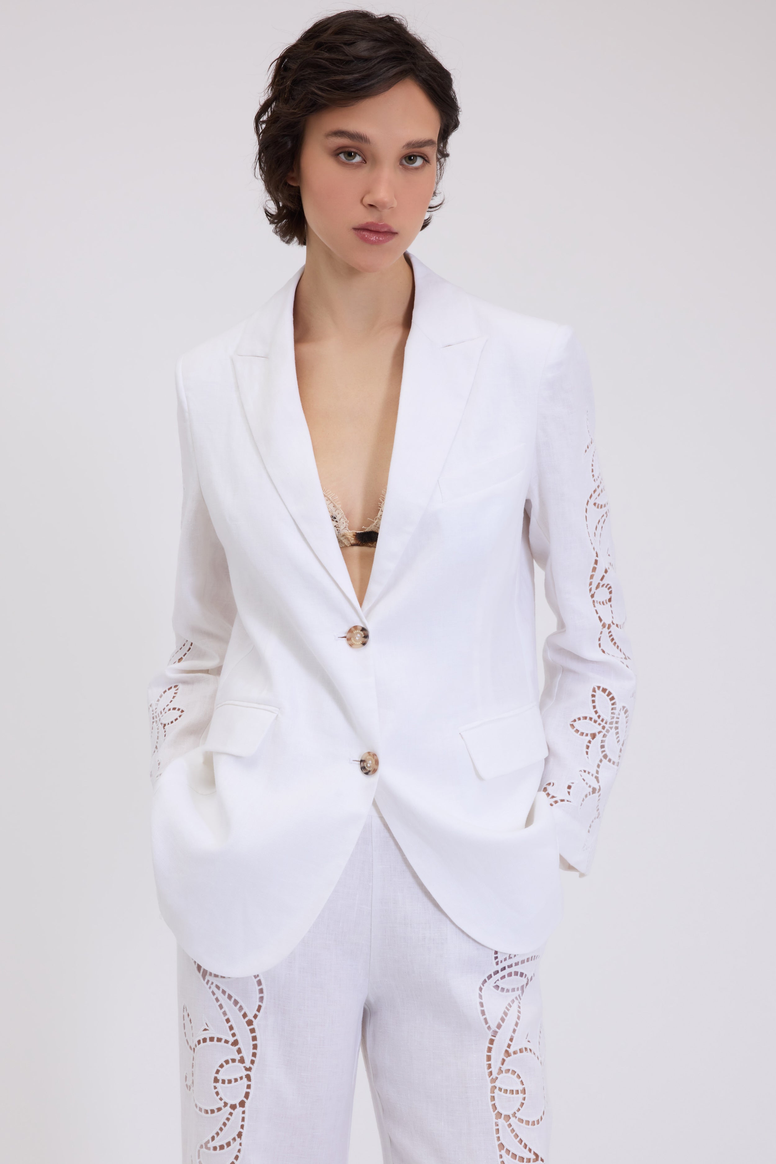 BLAZER SIMPLE BOUTTONAGE EN LIN AVEC BRODERIE ANGLAISE