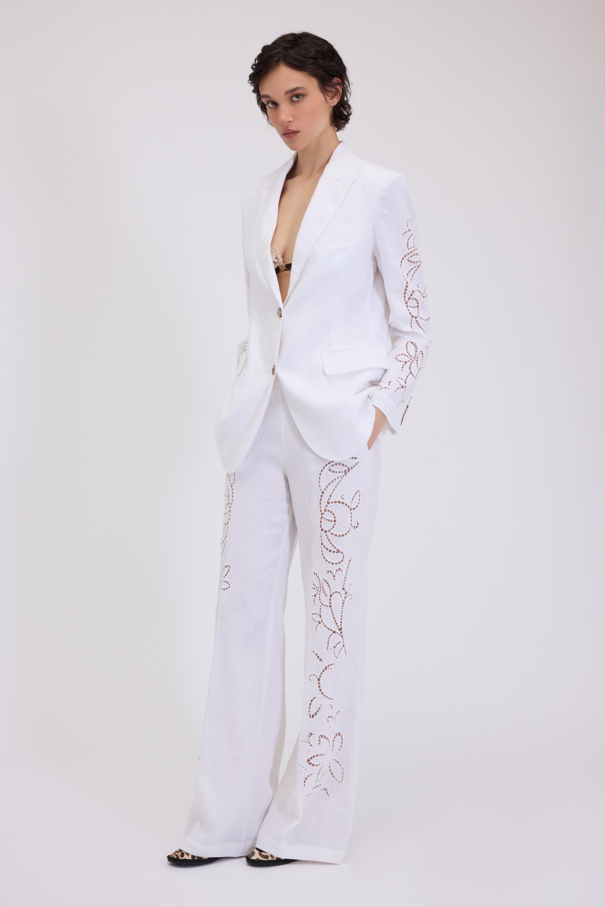 BLAZER SIMPLE BOUTTONAGE EN LIN AVEC BRODERIE ANGLAISE