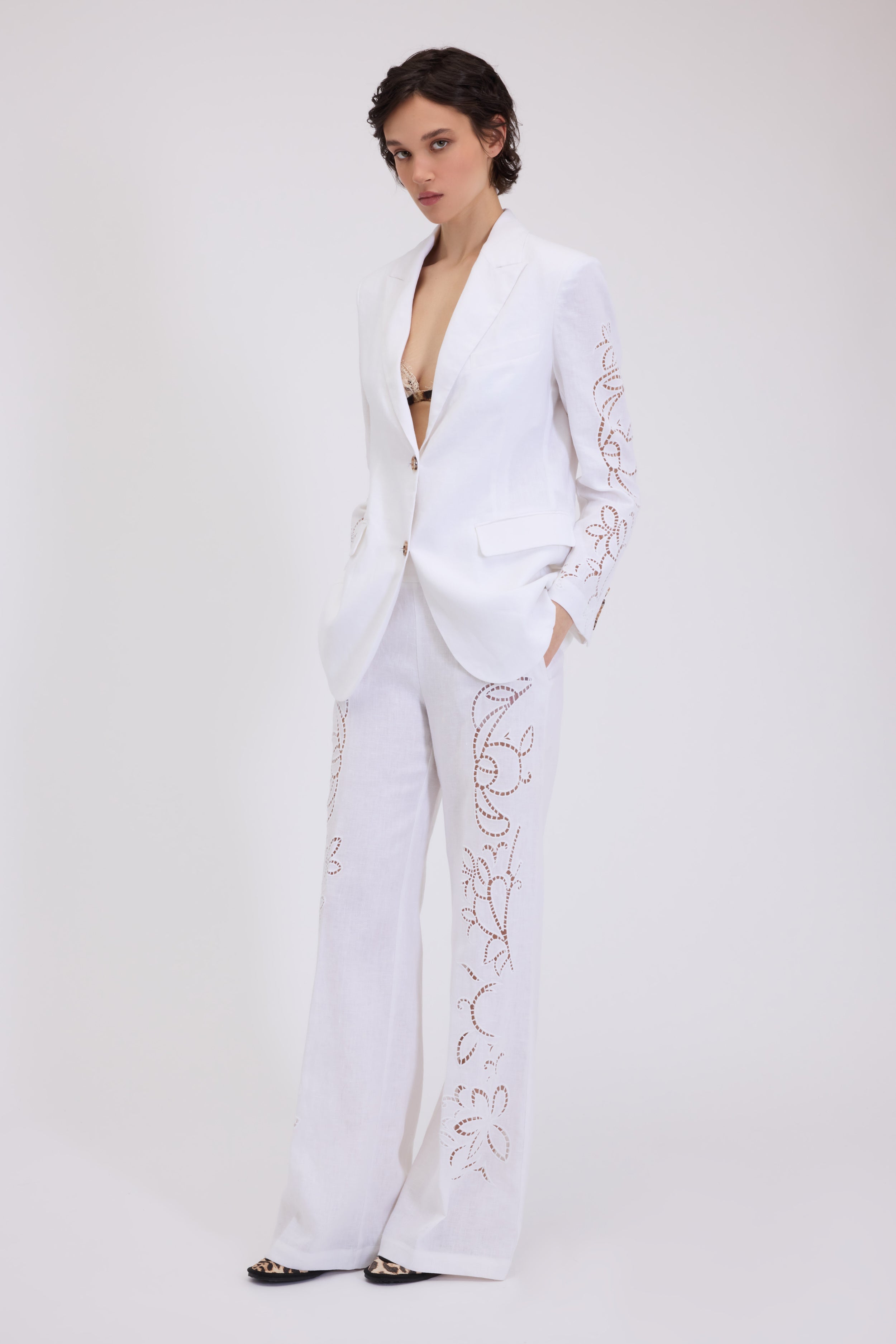 BLAZER SIMPLE BOUTTONAGE EN LIN AVEC BRODERIE ANGLAISE