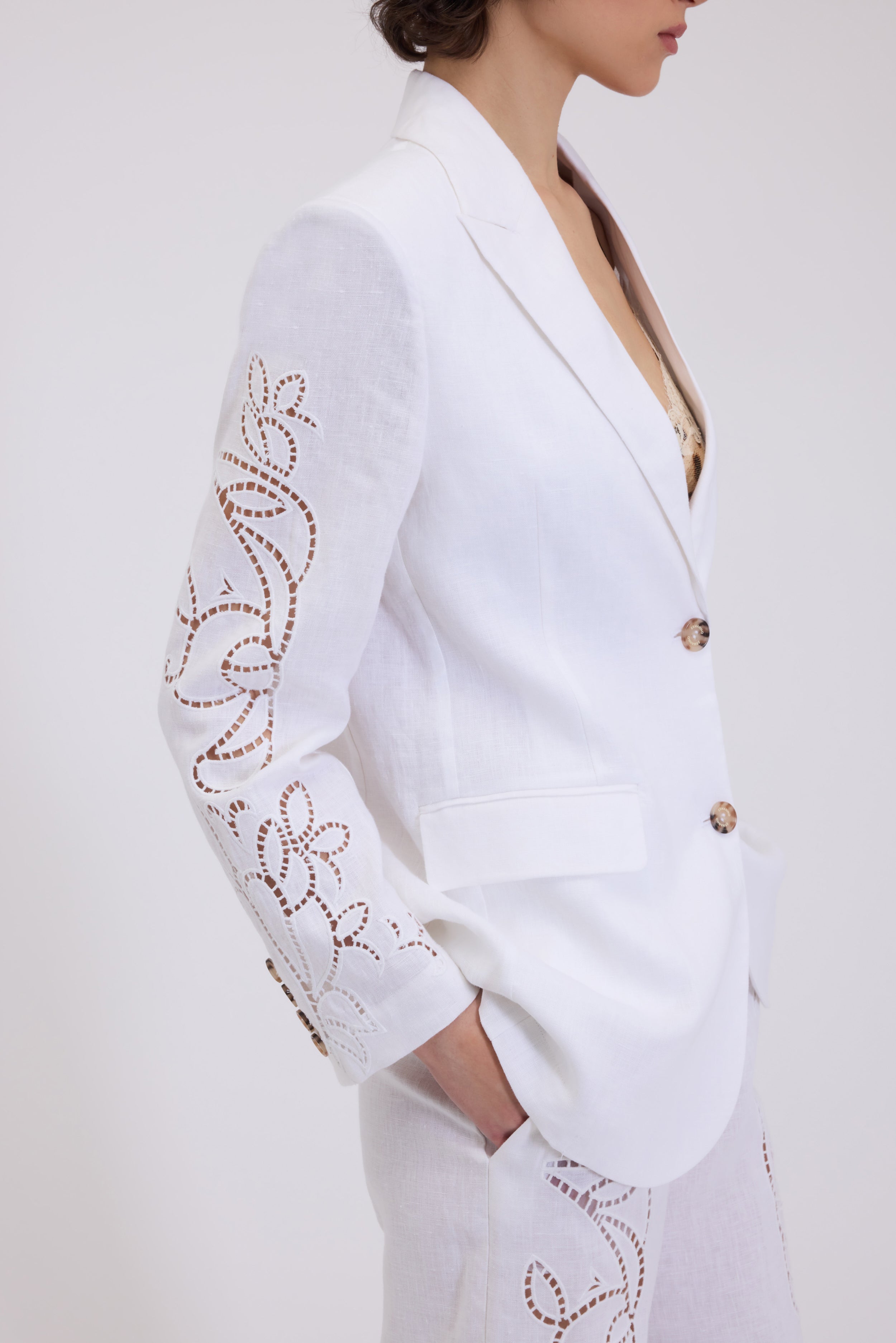 BLAZER SIMPLE BOUTTONAGE EN LIN AVEC BRODERIE ANGLAISE