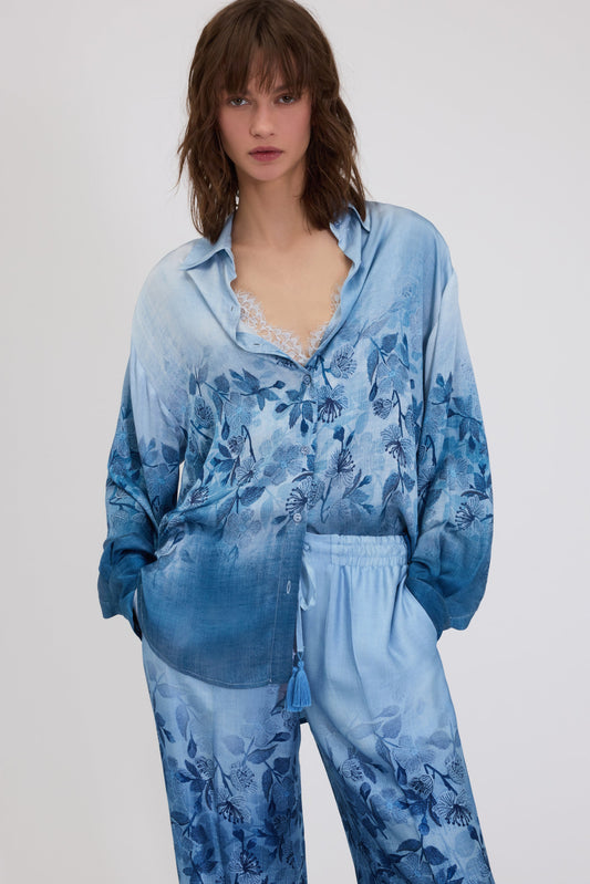 CAMICIA IN RASO STAMPA DENIM SFUMATO CON FIORI E LOGO DIETRO