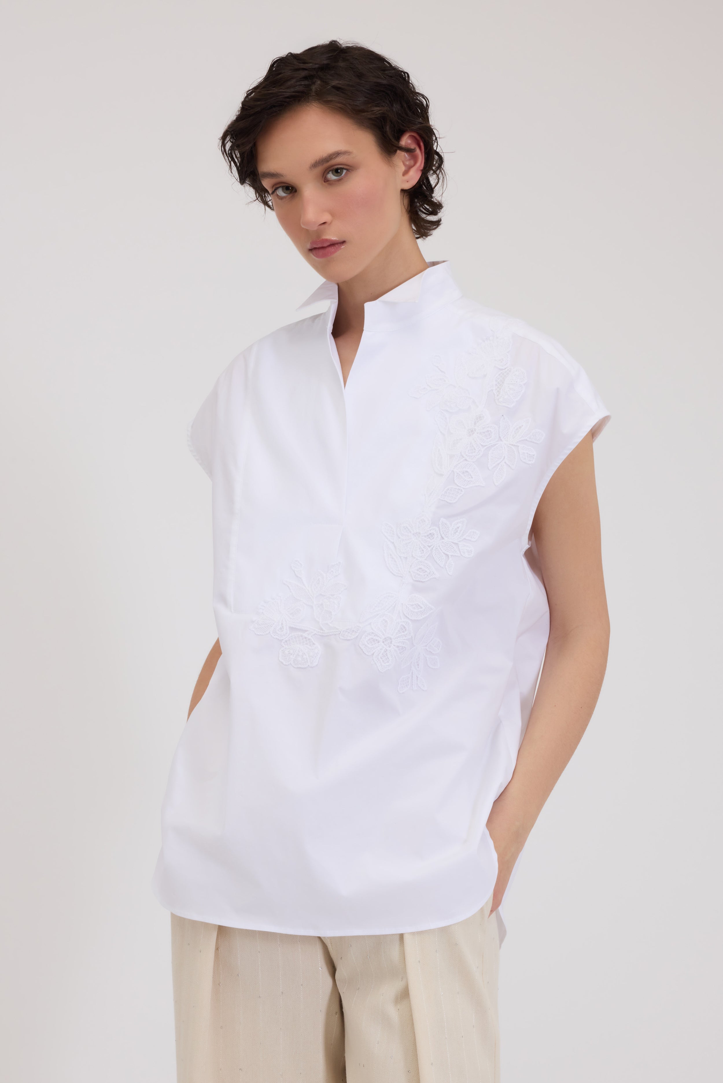 CAMICIA SENZA MANICHE CON RICAMO CORNELY E COLLO A SMOKING