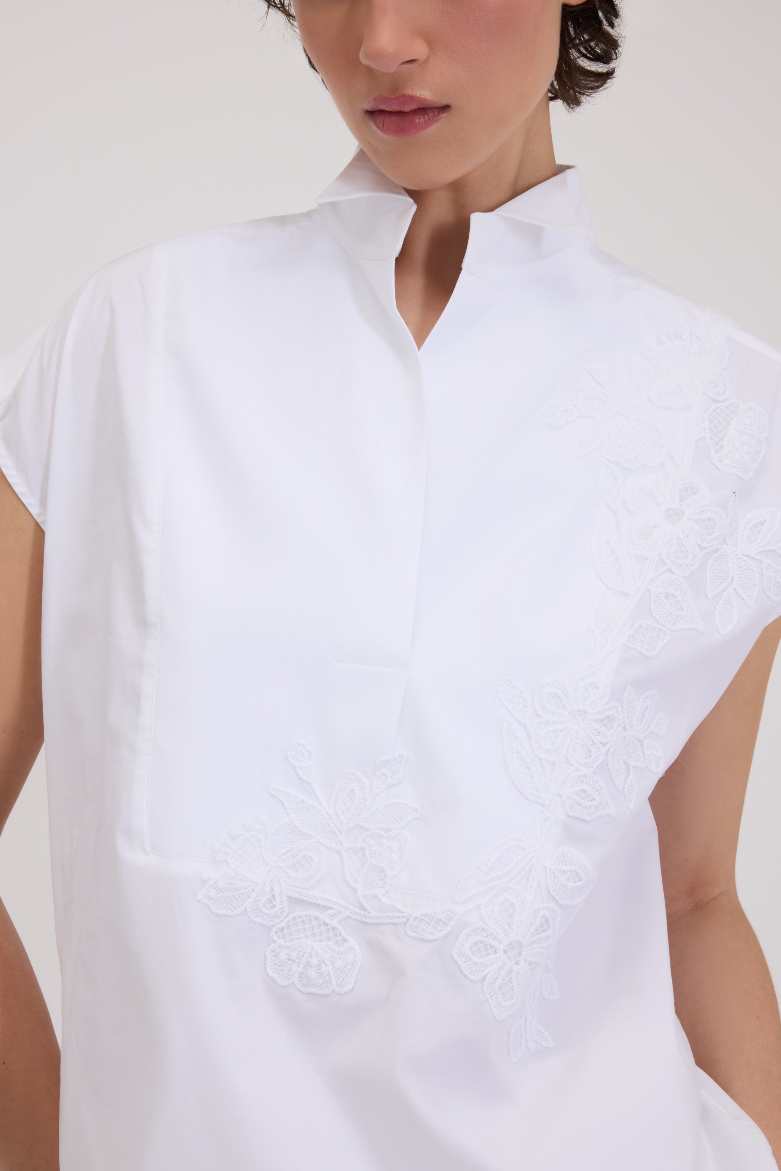 CAMICIA SENZA MANICHE CON RICAMO CORNELY E COLLO A SMOKING