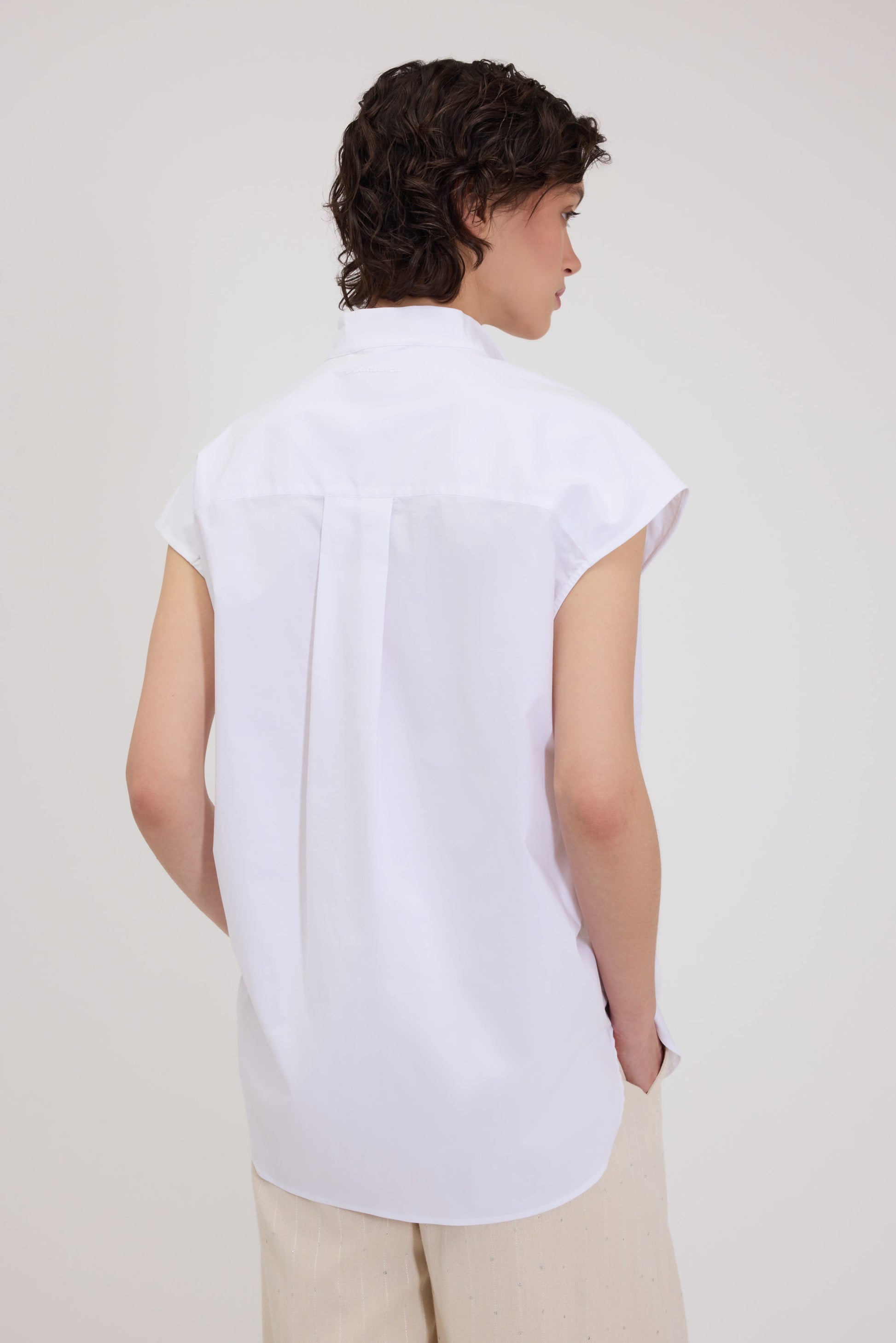 CAMICIA SENZA MANICHE CON RICAMO CORNELY E COLLO A SMOKING