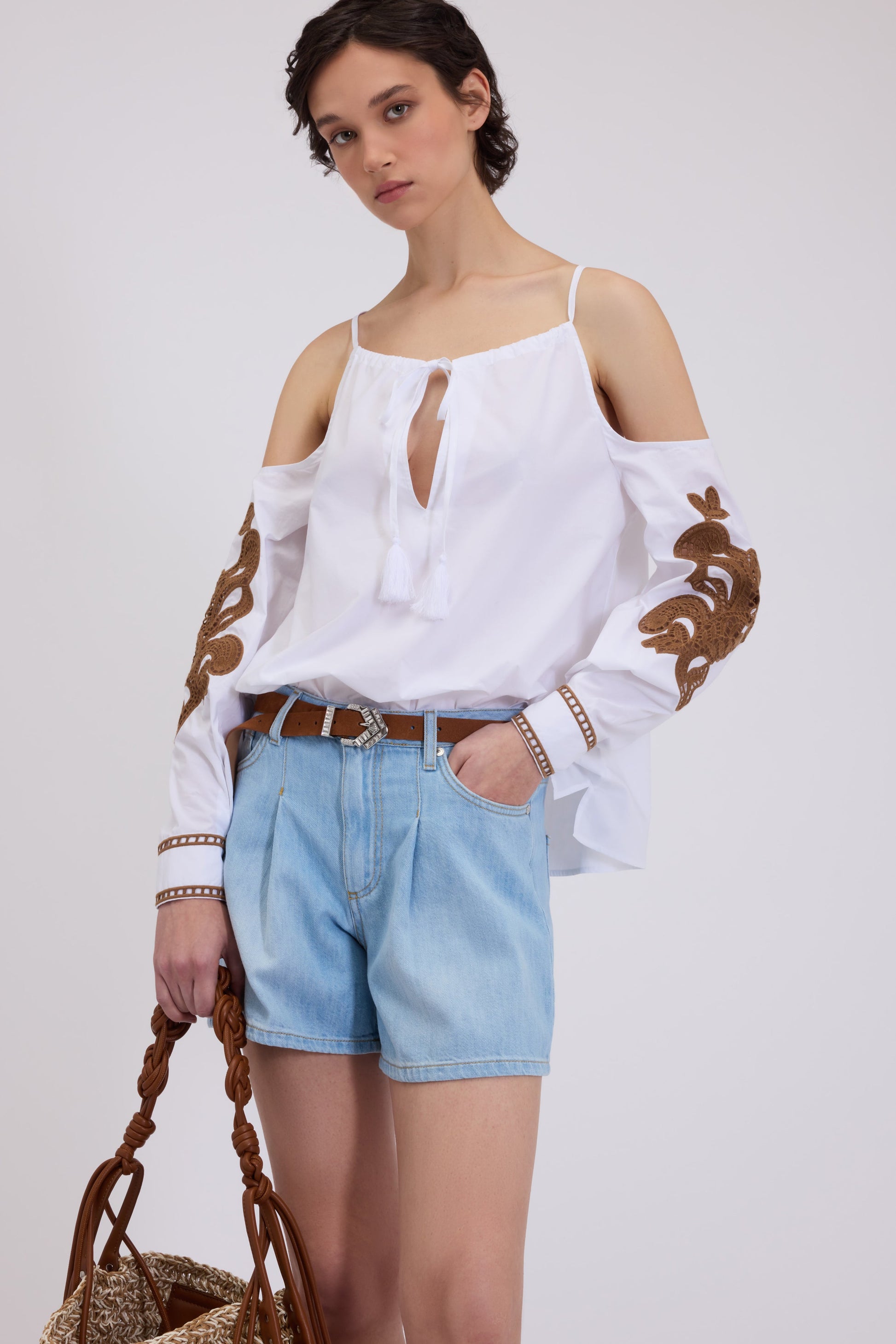 BLUSA OFF SHOULDER CON RICAMO SAN GALLO SULLE MANICHE