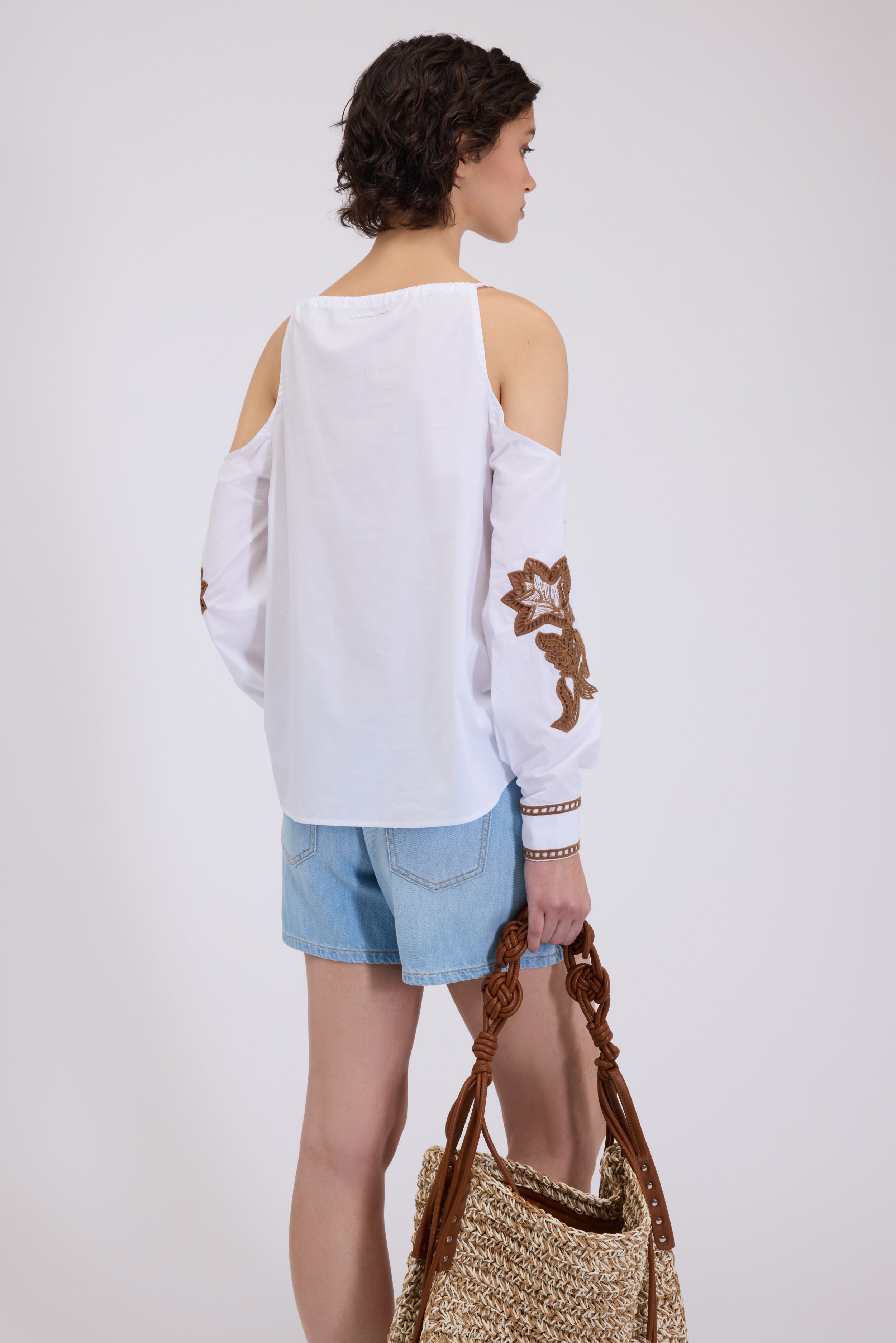 BLUSA OFF SHOULDER CON RICAMO SAN GALLO SULLE MANICHE