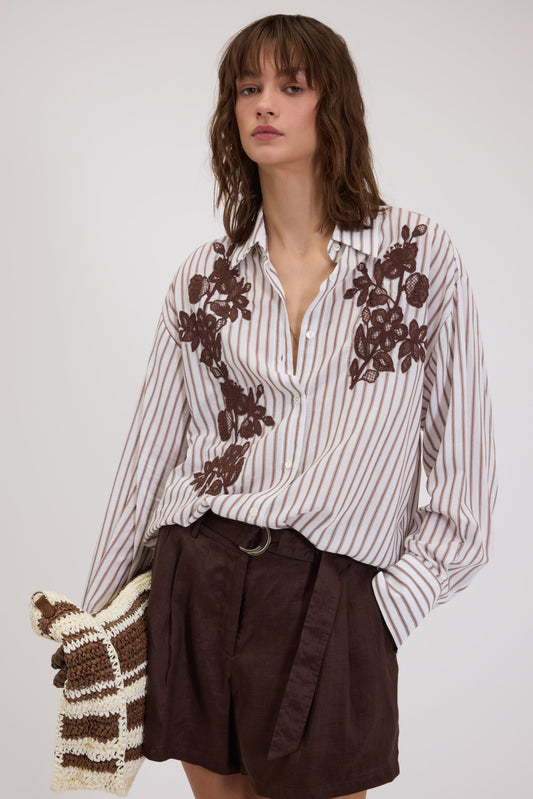 CAMICIA A RIGHE CON RICAMI FLOREALI