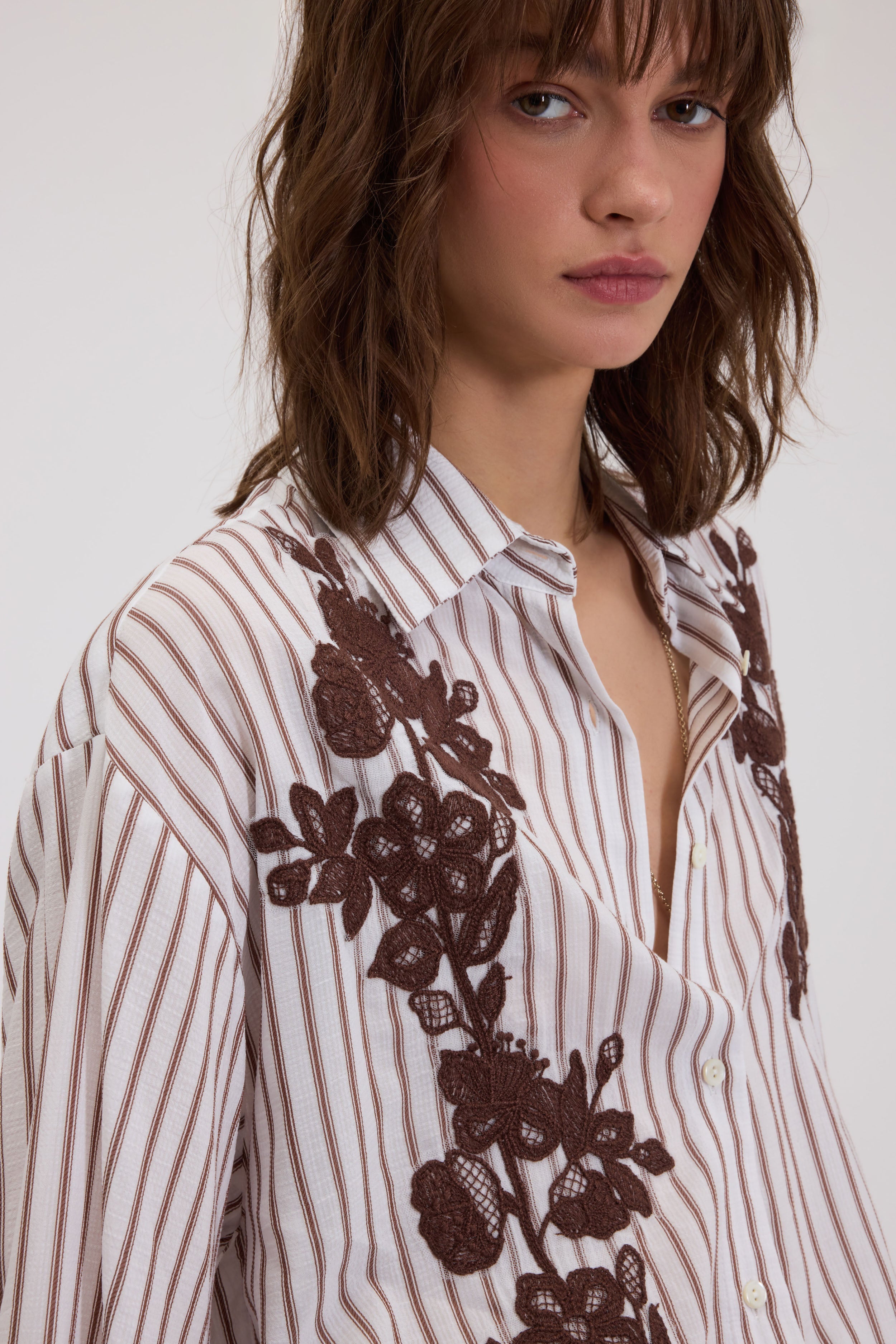 CAMICIA A RIGHE CON RICAMI FLOREALI