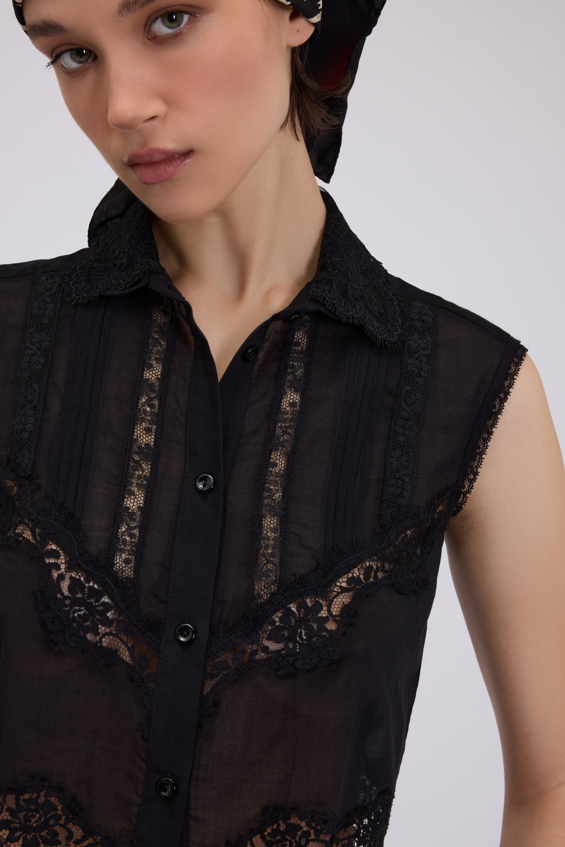 SLEEVELESS CROPPED SHIRT WITH LACE