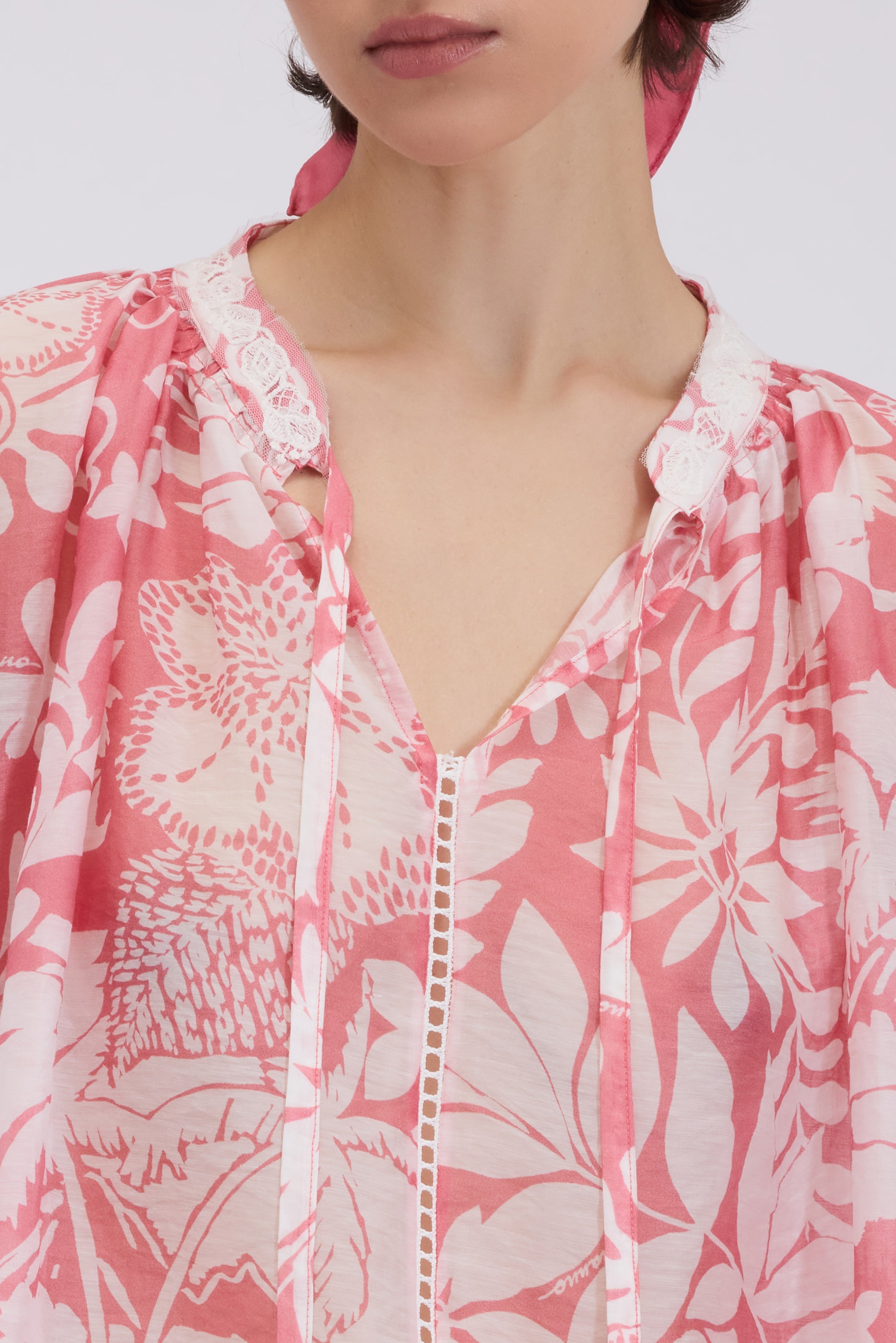 BLOUSE EN MOUSSELINE IMPRIMĖ TROPICALE 
