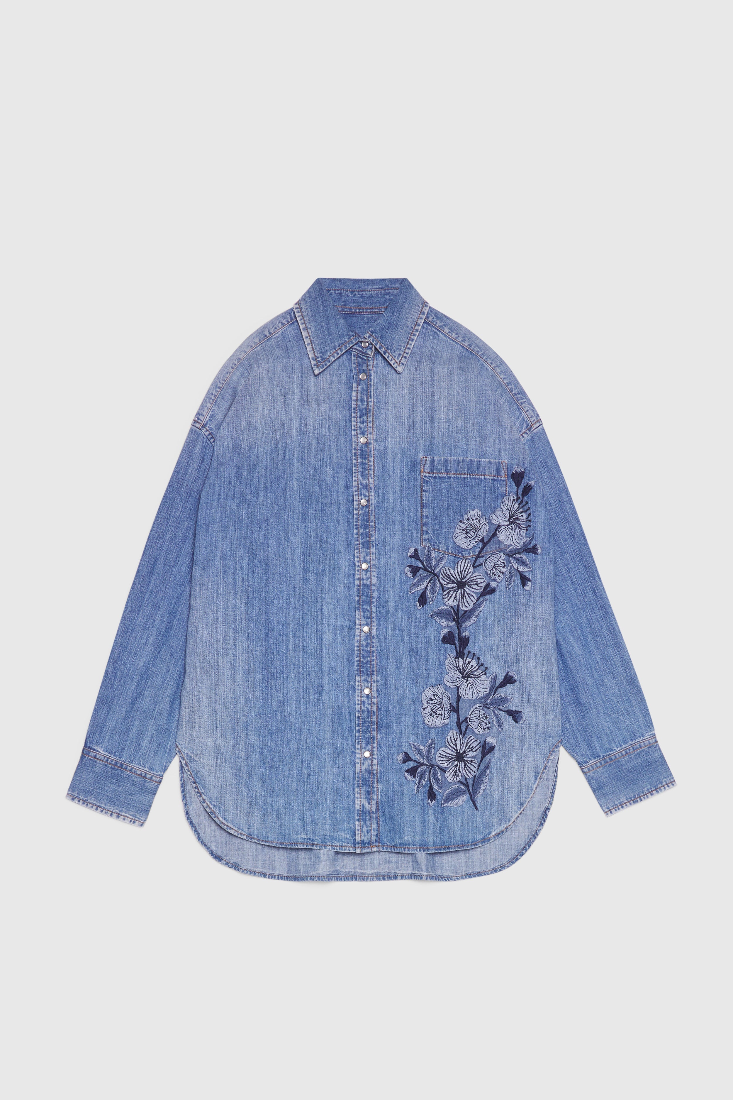 LOOSE FIT SHIRT IN LIGHT DENIM WITH FLORAL EMBROIDERY