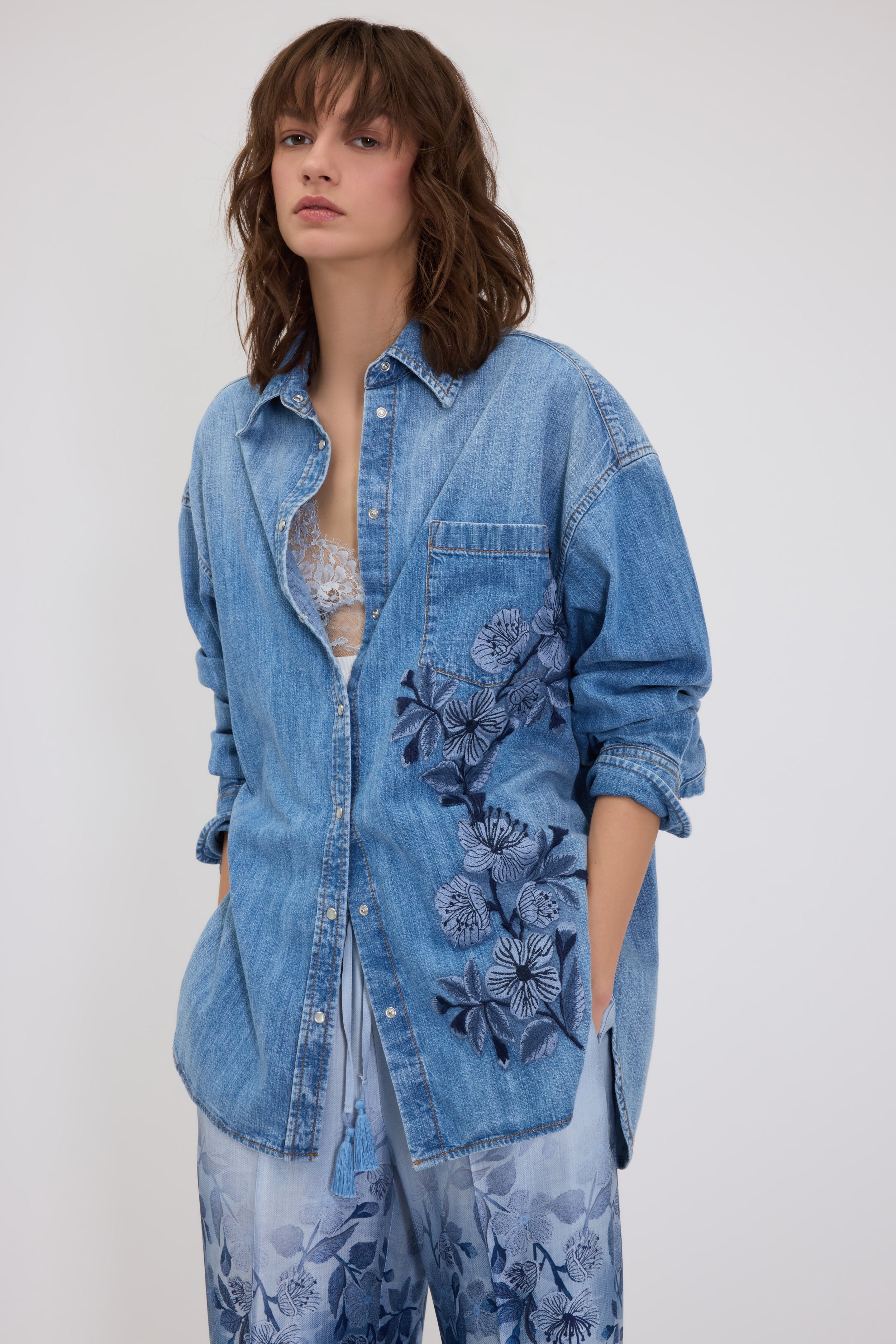 LOOSE FIT SHIRT IN LIGHT DENIM WITH FLORAL EMBROIDERY