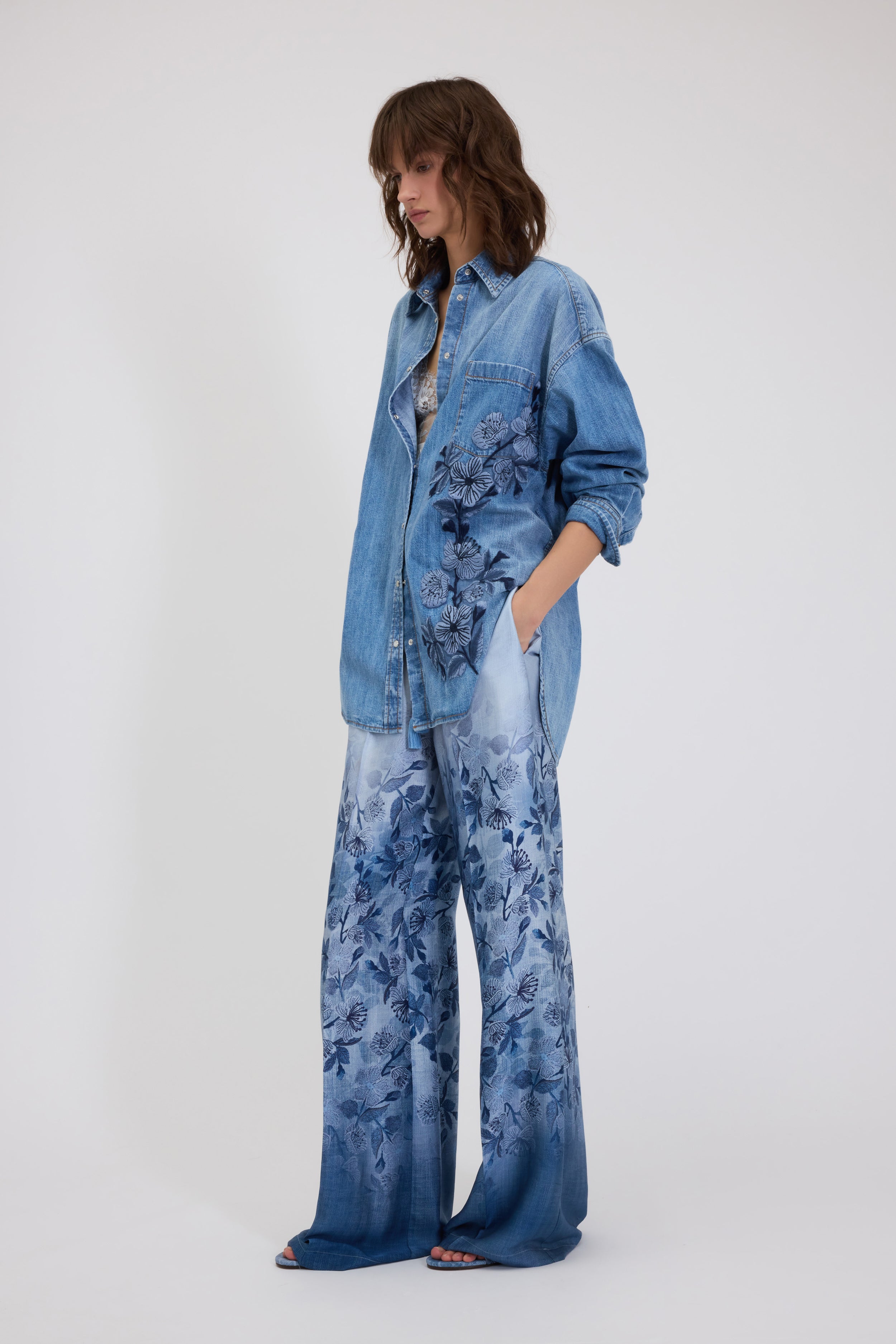 LOOSE FIT SHIRT IN LIGHT DENIM WITH FLORAL EMBROIDERY