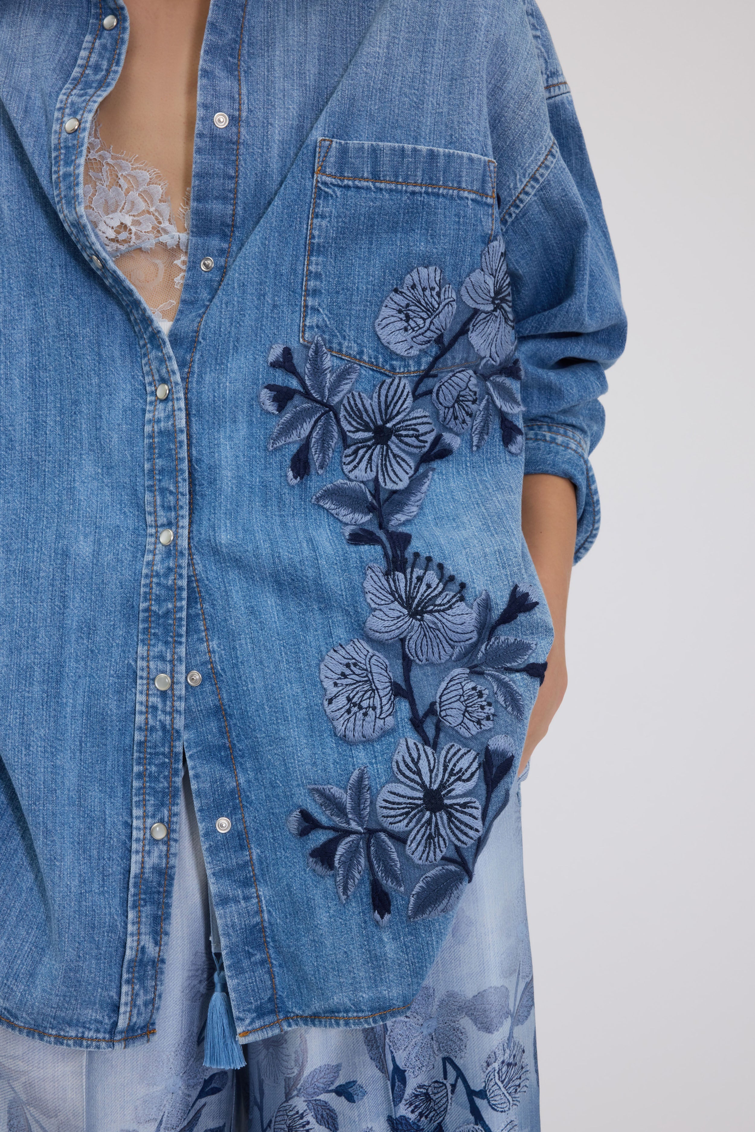LOOSE FIT SHIRT IN LIGHT DENIM WITH FLORAL EMBROIDERY
