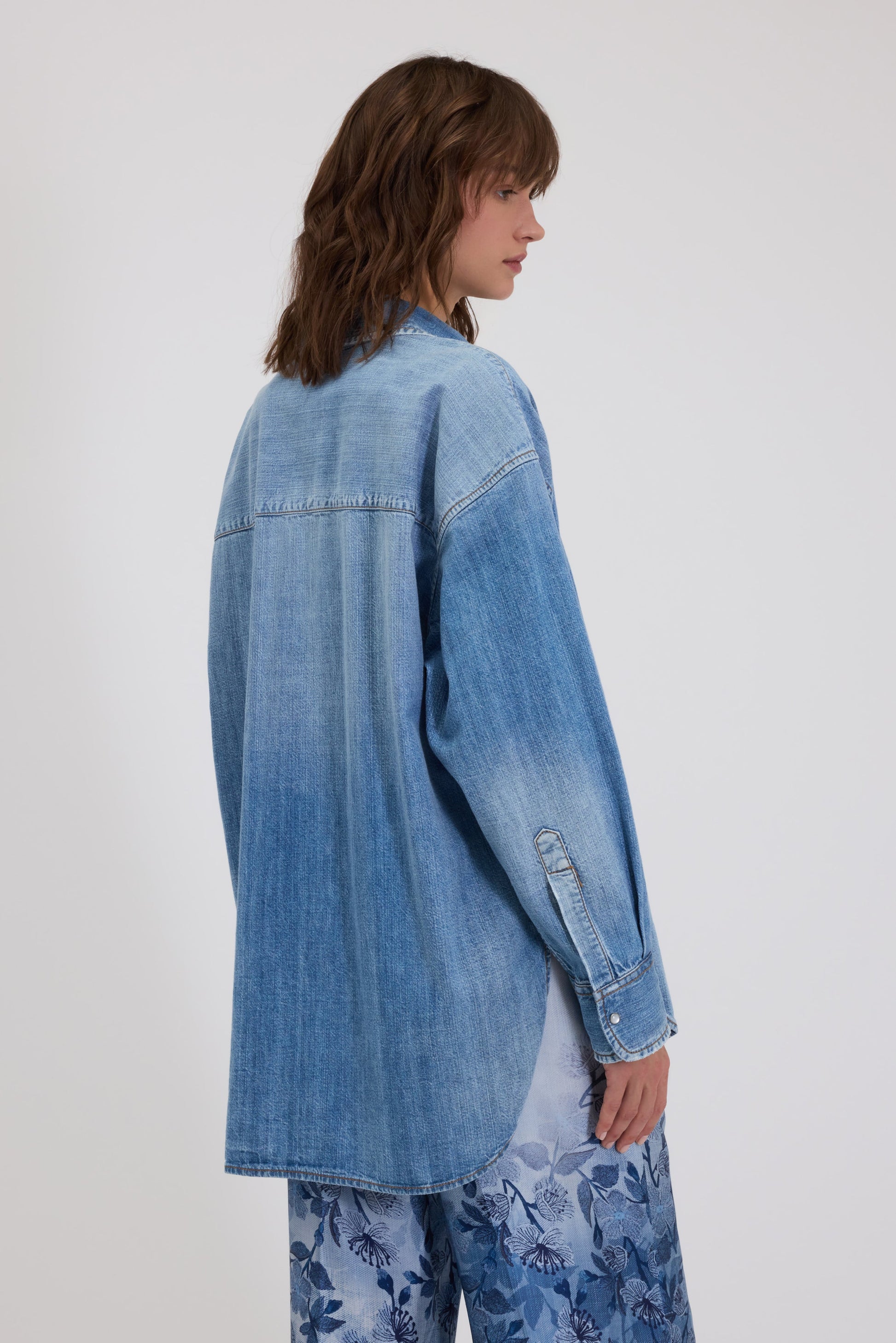 LOOSE FIT SHIRT IN LIGHT DENIM WITH FLORAL EMBROIDERY