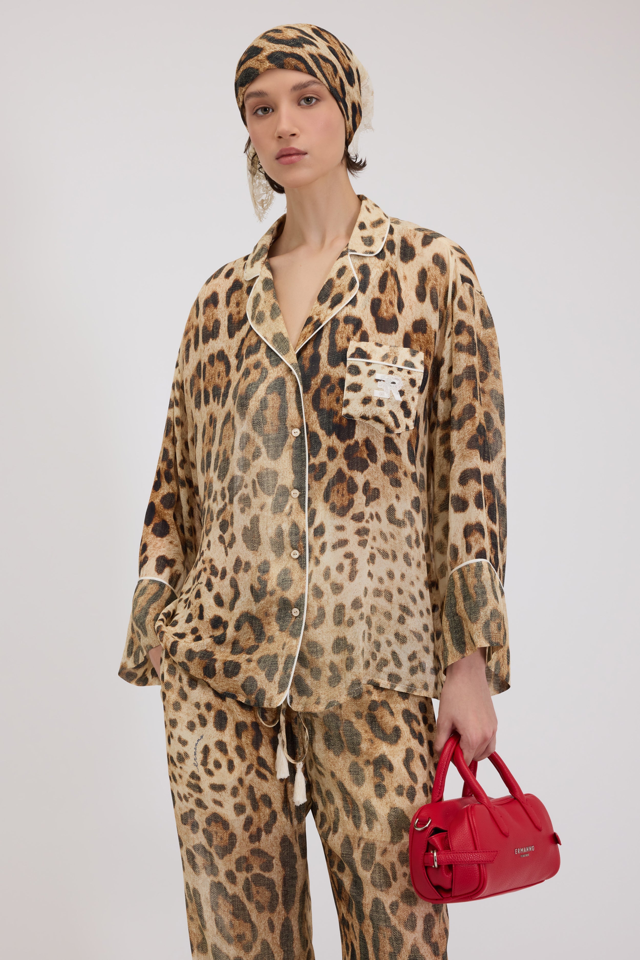 CHEMISE PYJAMA EN GEORGETTE IMPRIMÉ LÉOPARD AVEC LOGO 