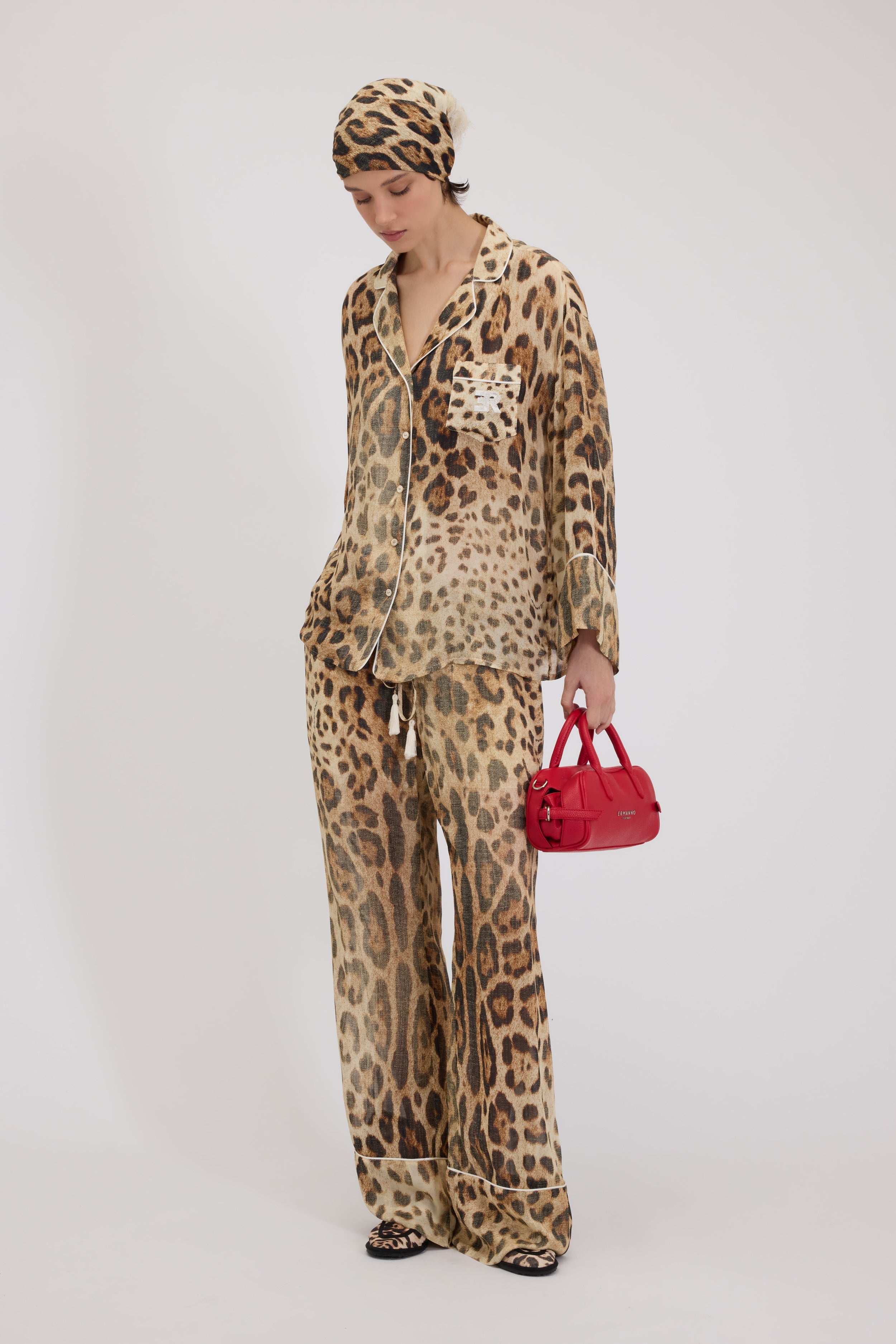 CHEMISE PYJAMA EN GEORGETTE IMPRIMÉ LÉOPARD AVEC LOGO 