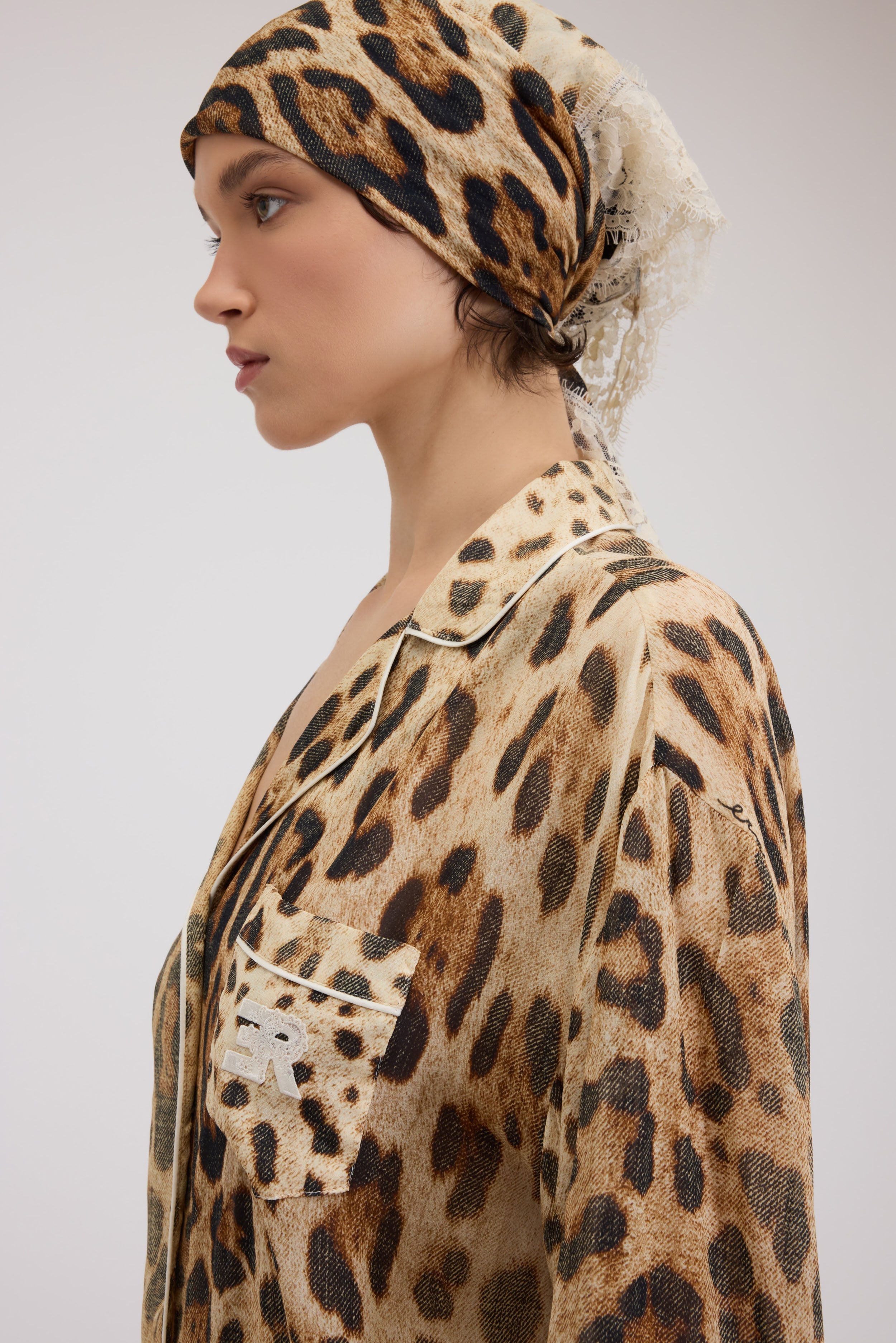 CHEMISE PYJAMA EN GEORGETTE IMPRIMÉ LÉOPARD AVEC LOGO 
