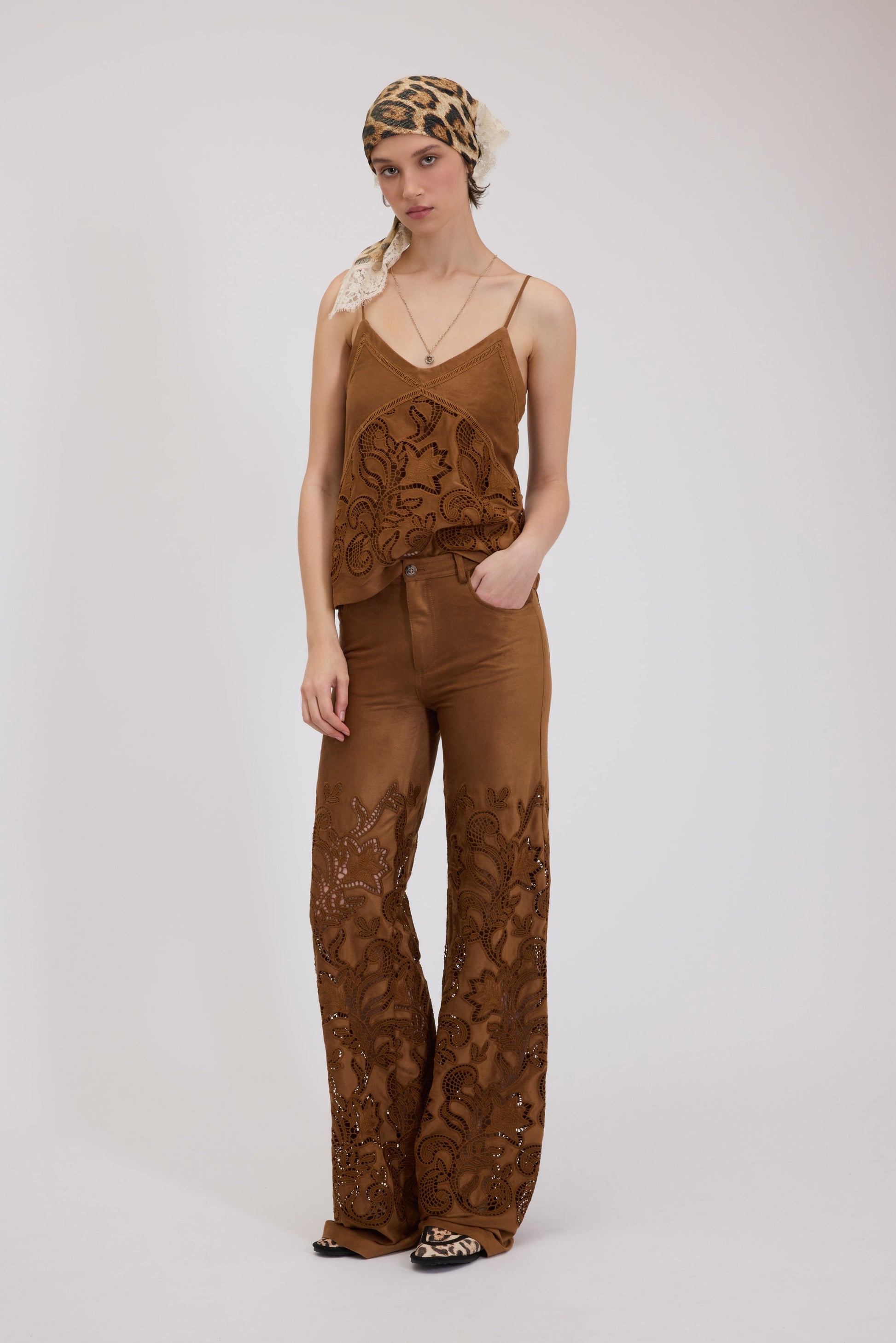 TOP EN SUÈDE AVEC BRODERIE ANGLAISE