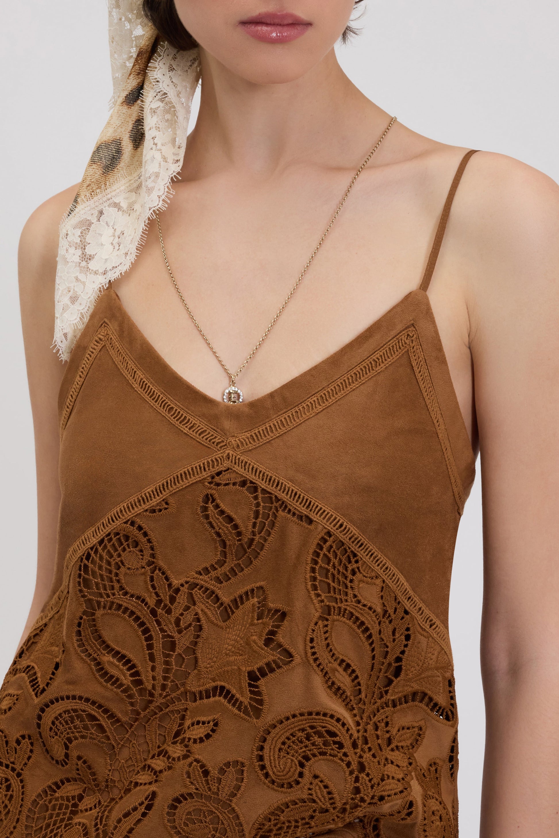 TOP EN SUÈDE AVEC BRODERIE ANGLAISE