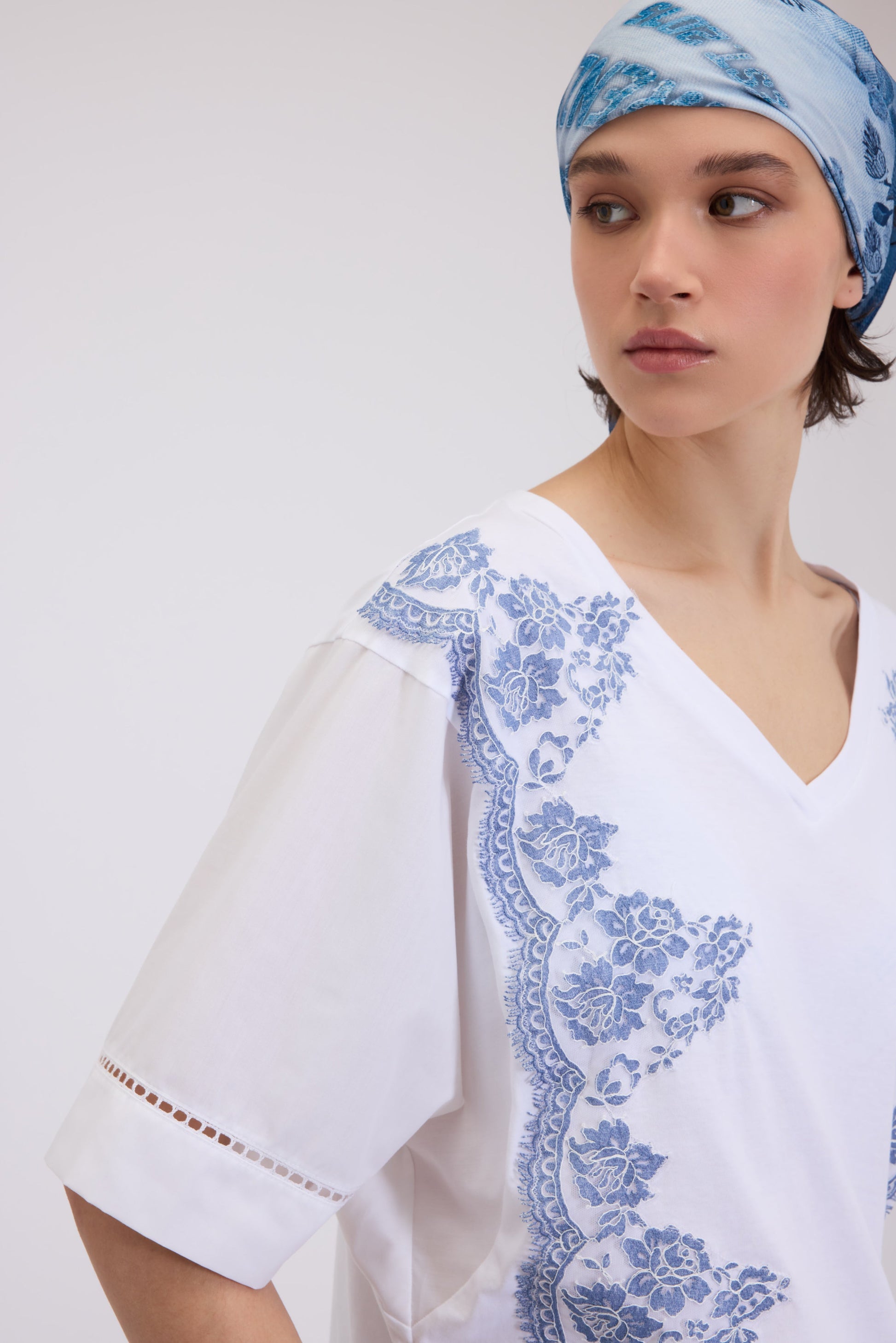 T-SHIRT CON PIZZO RICAMATO