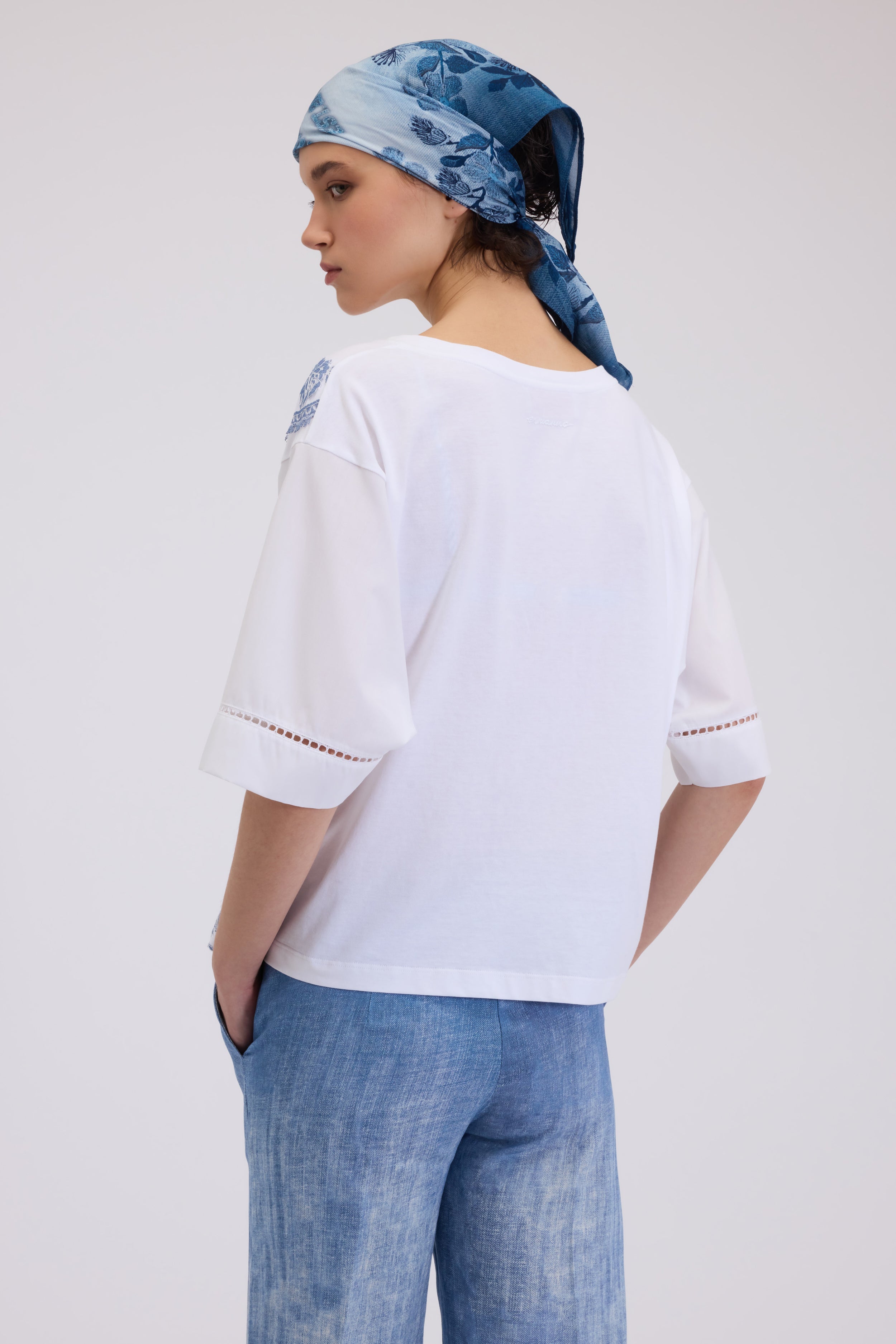 T-SHIRT CON PIZZO RICAMATO