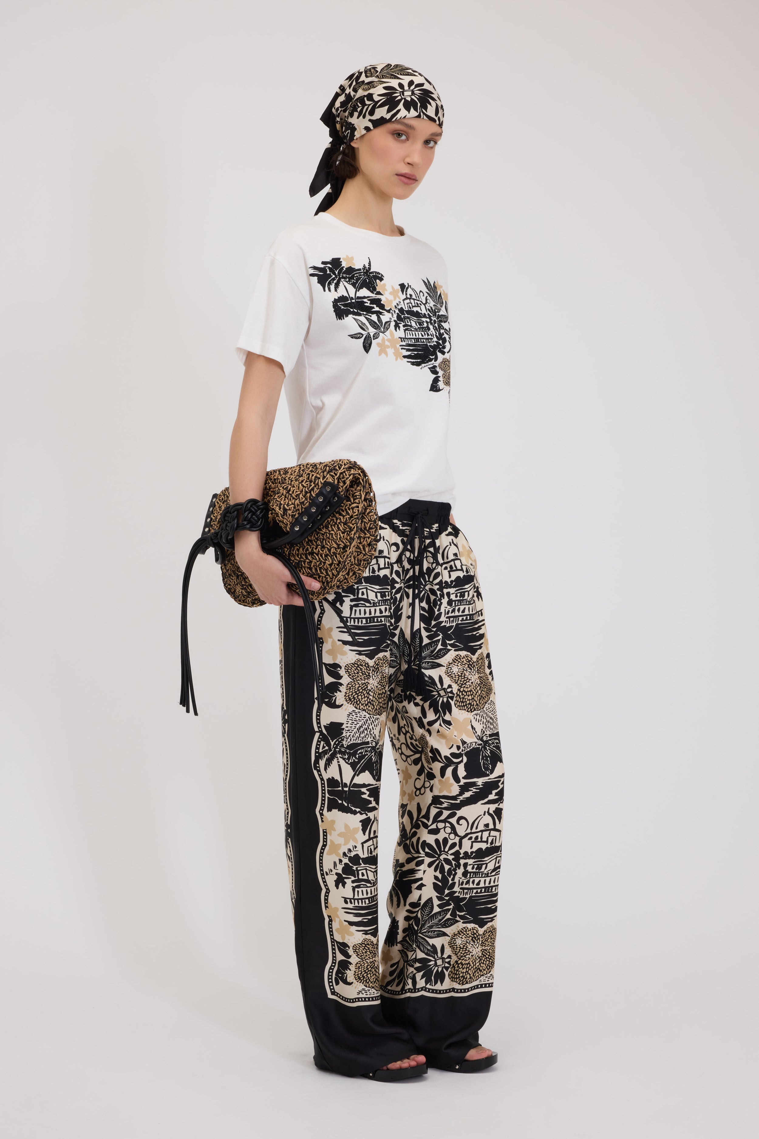 T-SHIRT IN JERSEY CON STAMPA TROPICALE