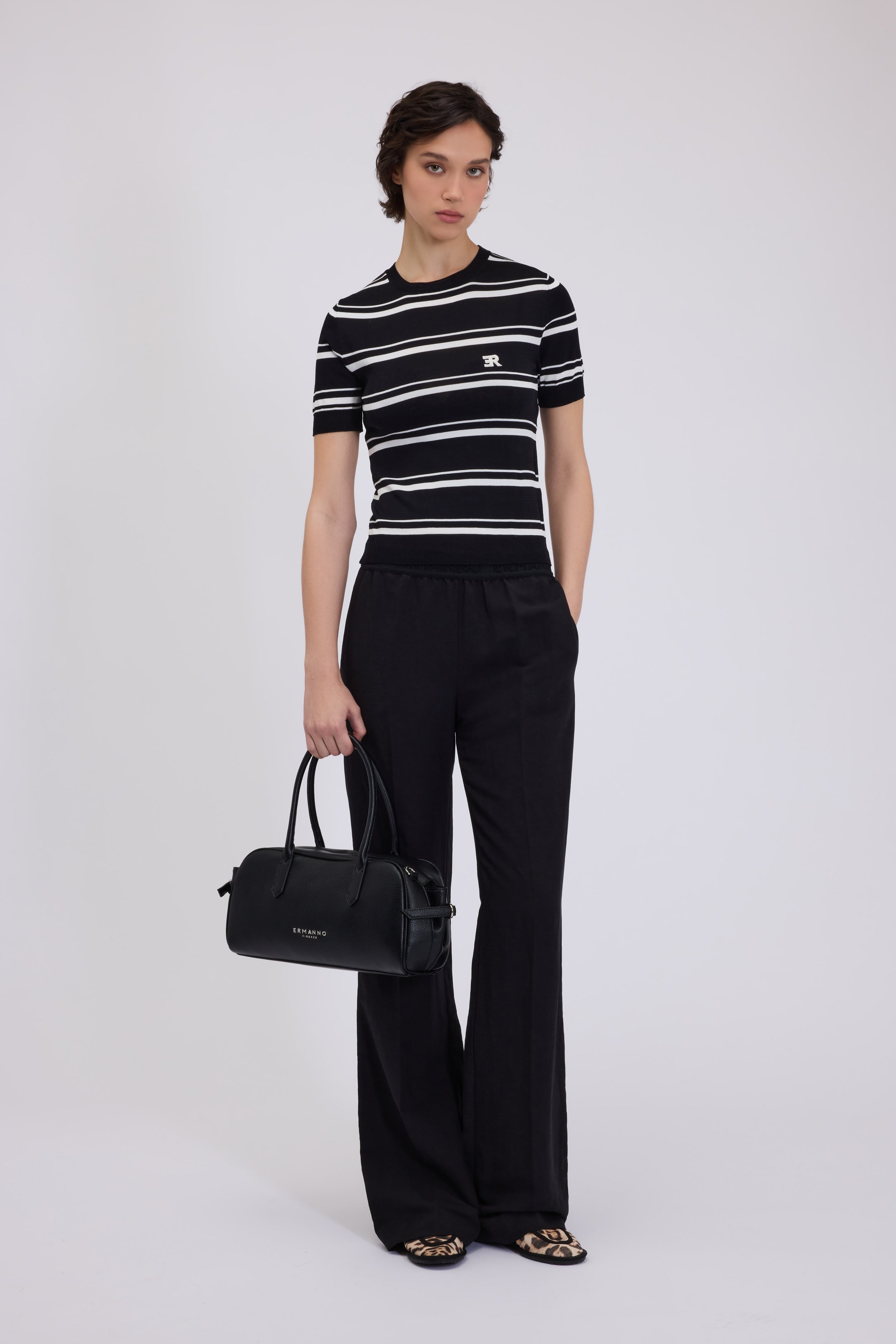 T-SHIRT IN MAGLIA SOTTILE A RIGHE BICOLORE CON LOGO