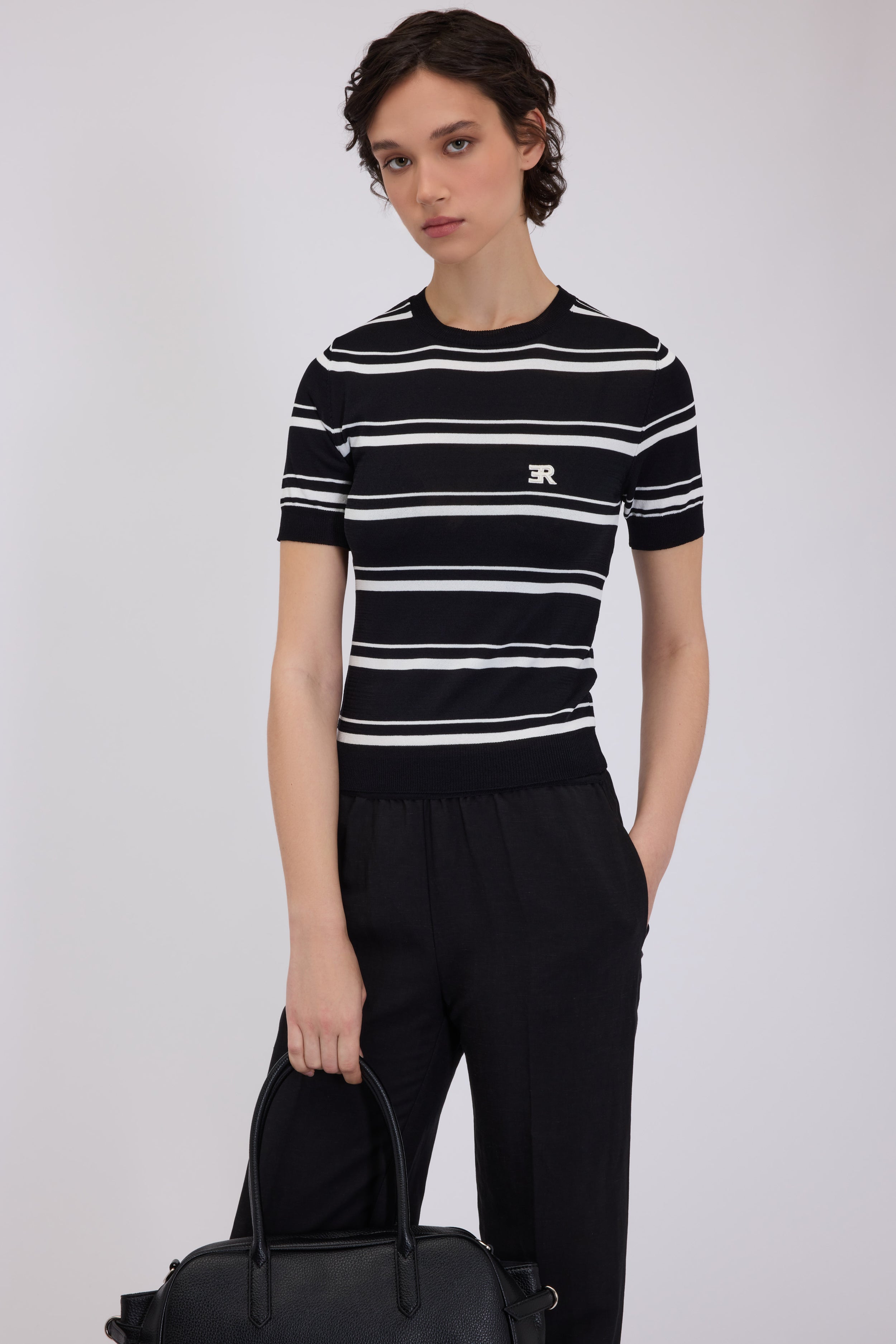 T-SHIRT IN MAGLIA SOTTILE A RIGHE BICOLORE CON LOGO