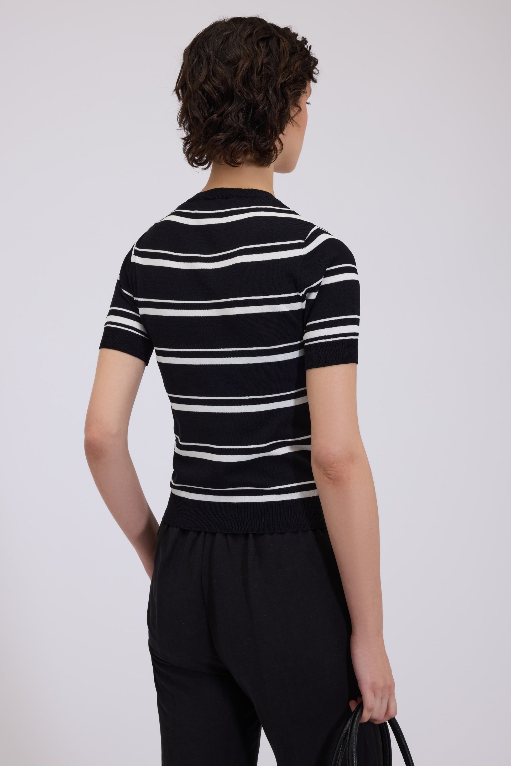 T-SHIRT IN MAGLIA SOTTILE A RIGHE BICOLORE CON LOGO