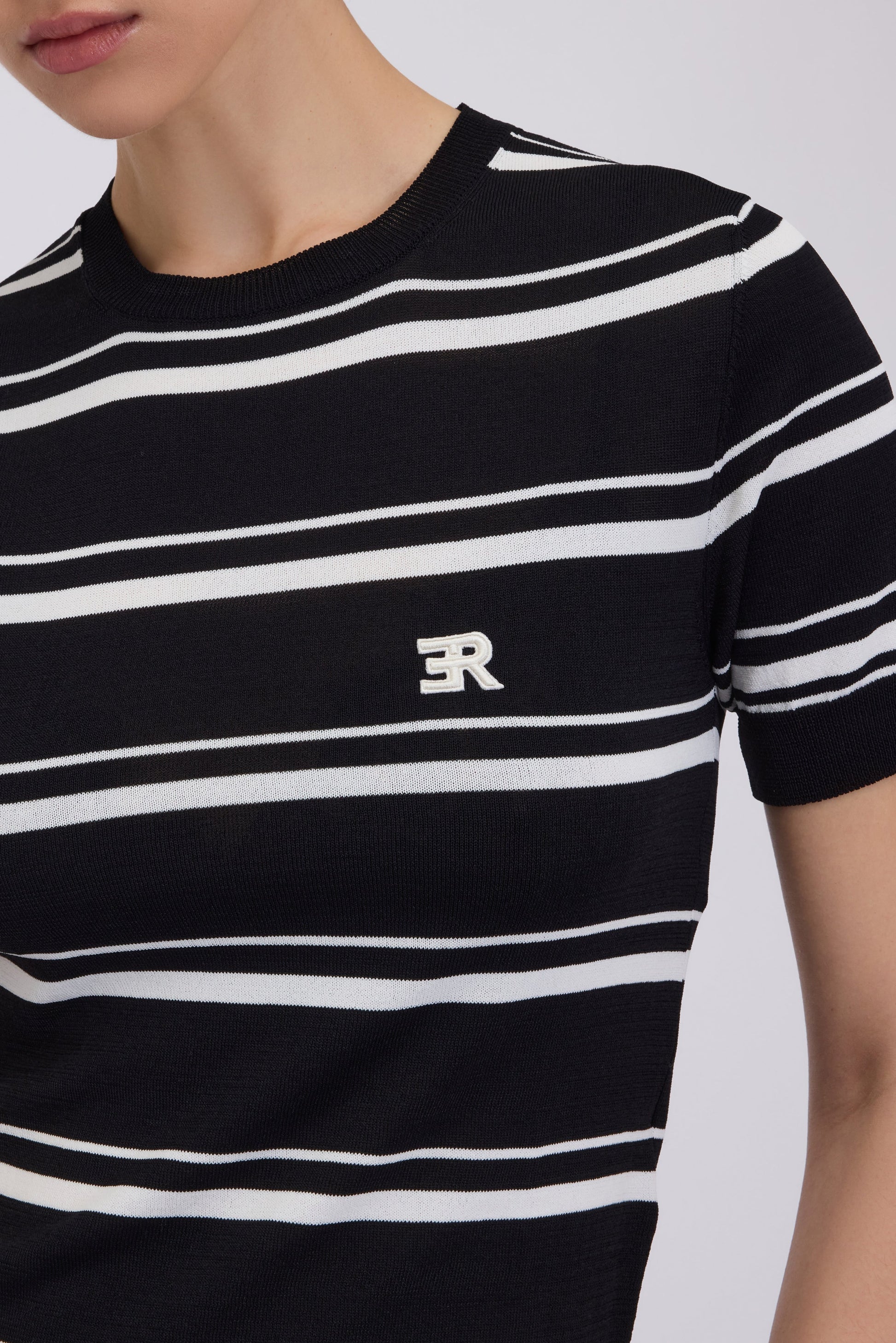 T-SHIRT IN MAGLIA SOTTILE A RIGHE BICOLORE CON LOGO