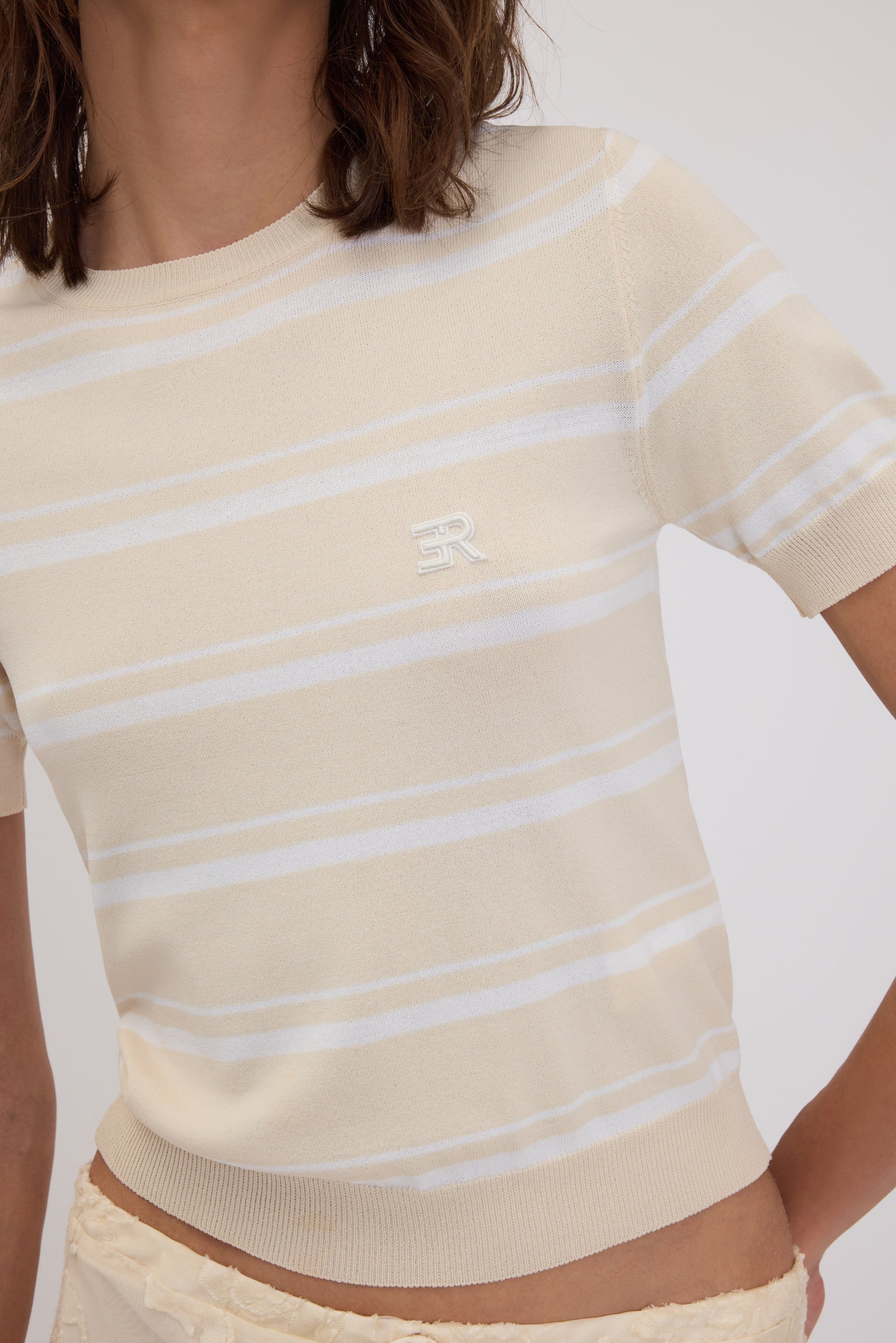 T-SHIRT IN MAGLIA SOTTILE A RIGHE BICOLORE CON LOGO