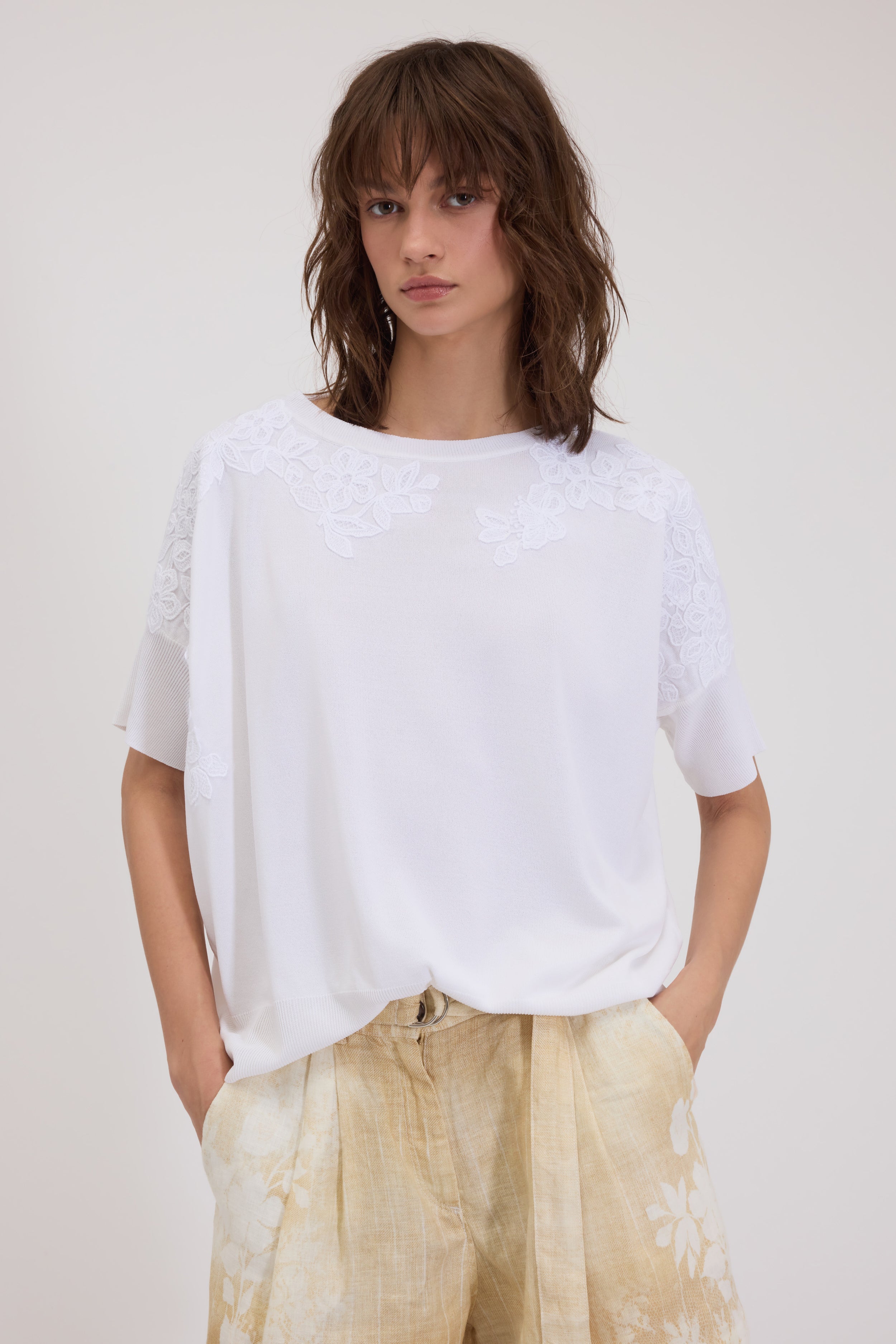 MAGLIA IN VISCOSA SOTTILE CON RICAMI FLOREALI