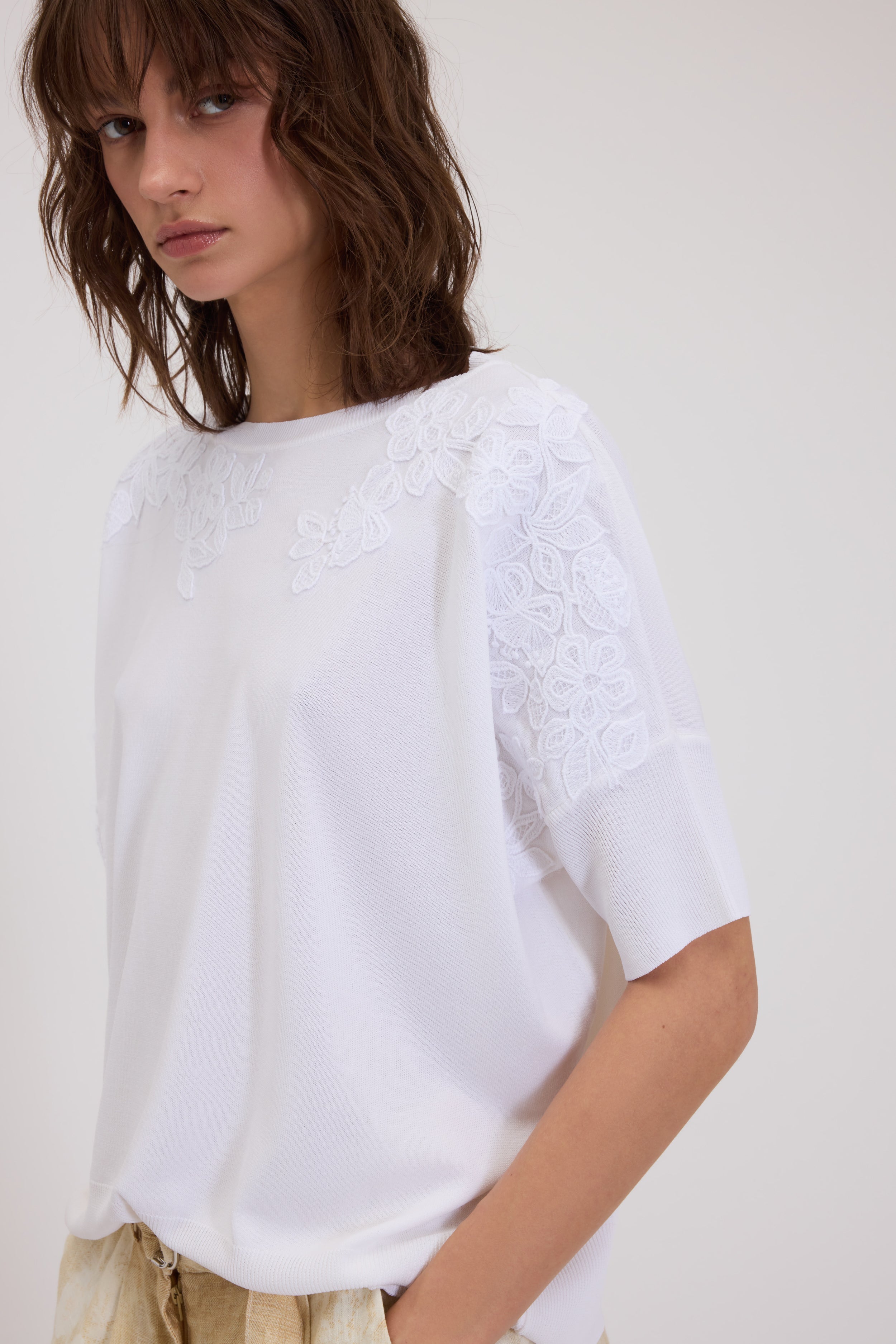 MAGLIA IN VISCOSA SOTTILE CON RICAMI FLOREALI