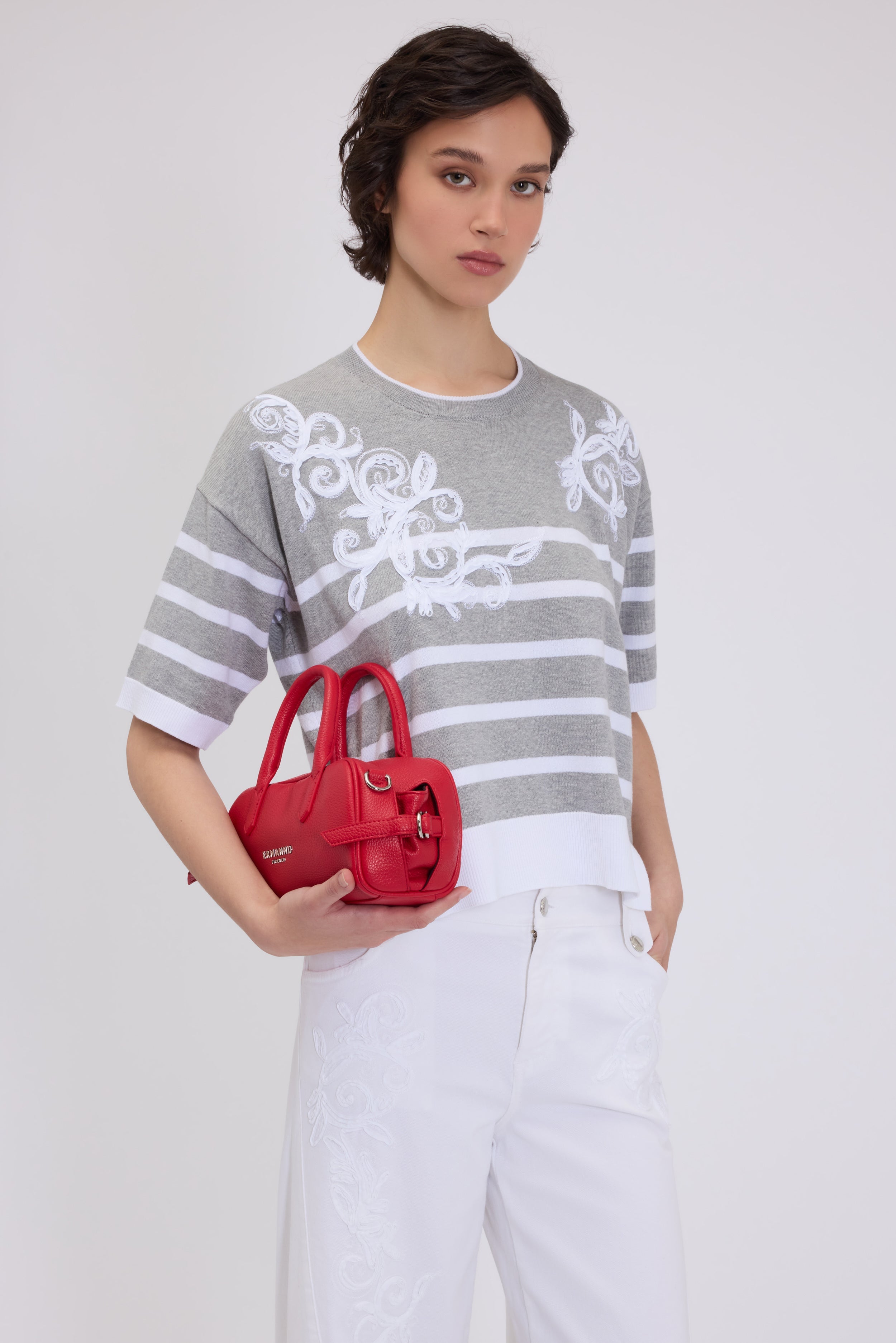 PULL RAYÉ AVEC FLEURS BRODÉS