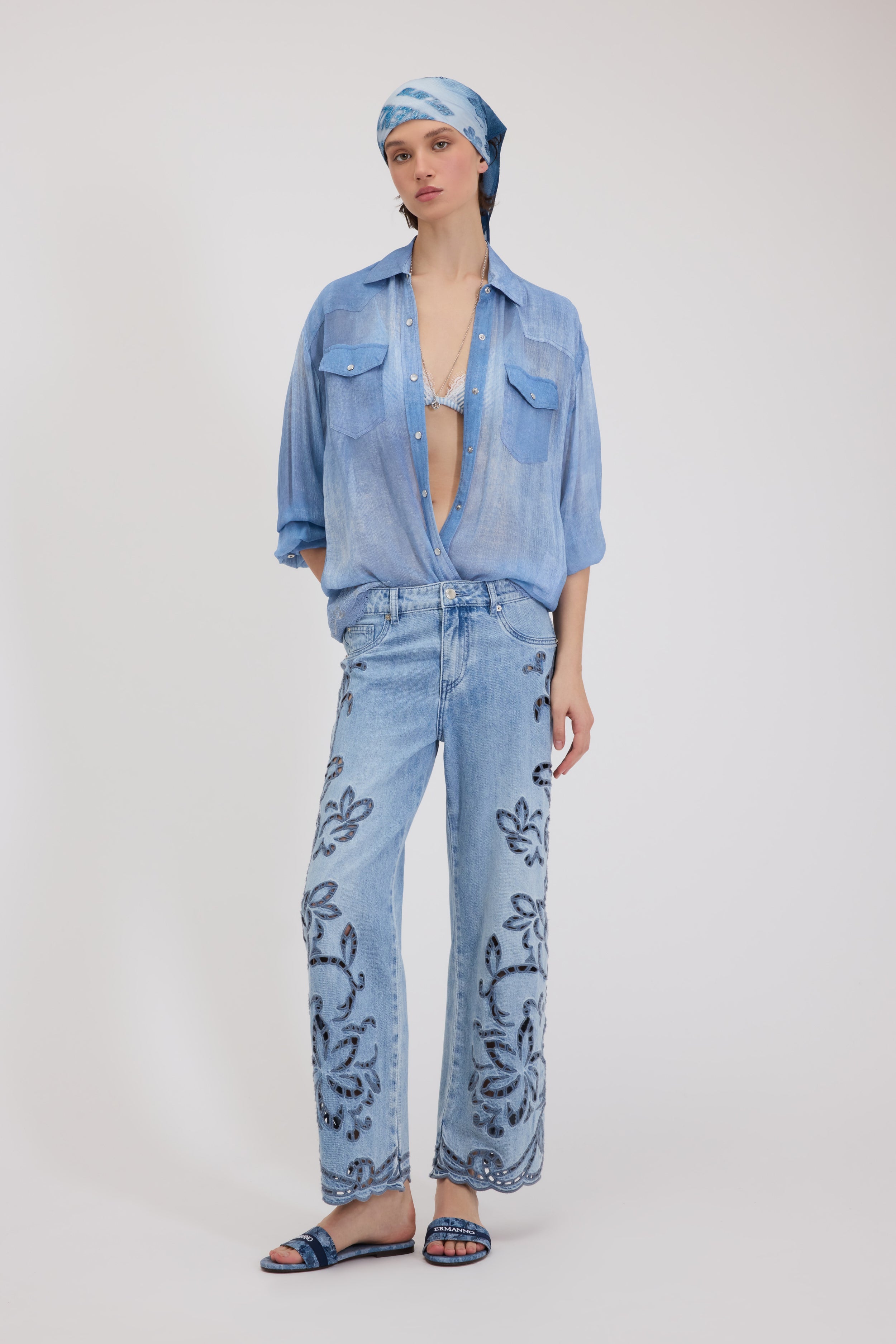 JEANS CON RICAMO SANGALLO