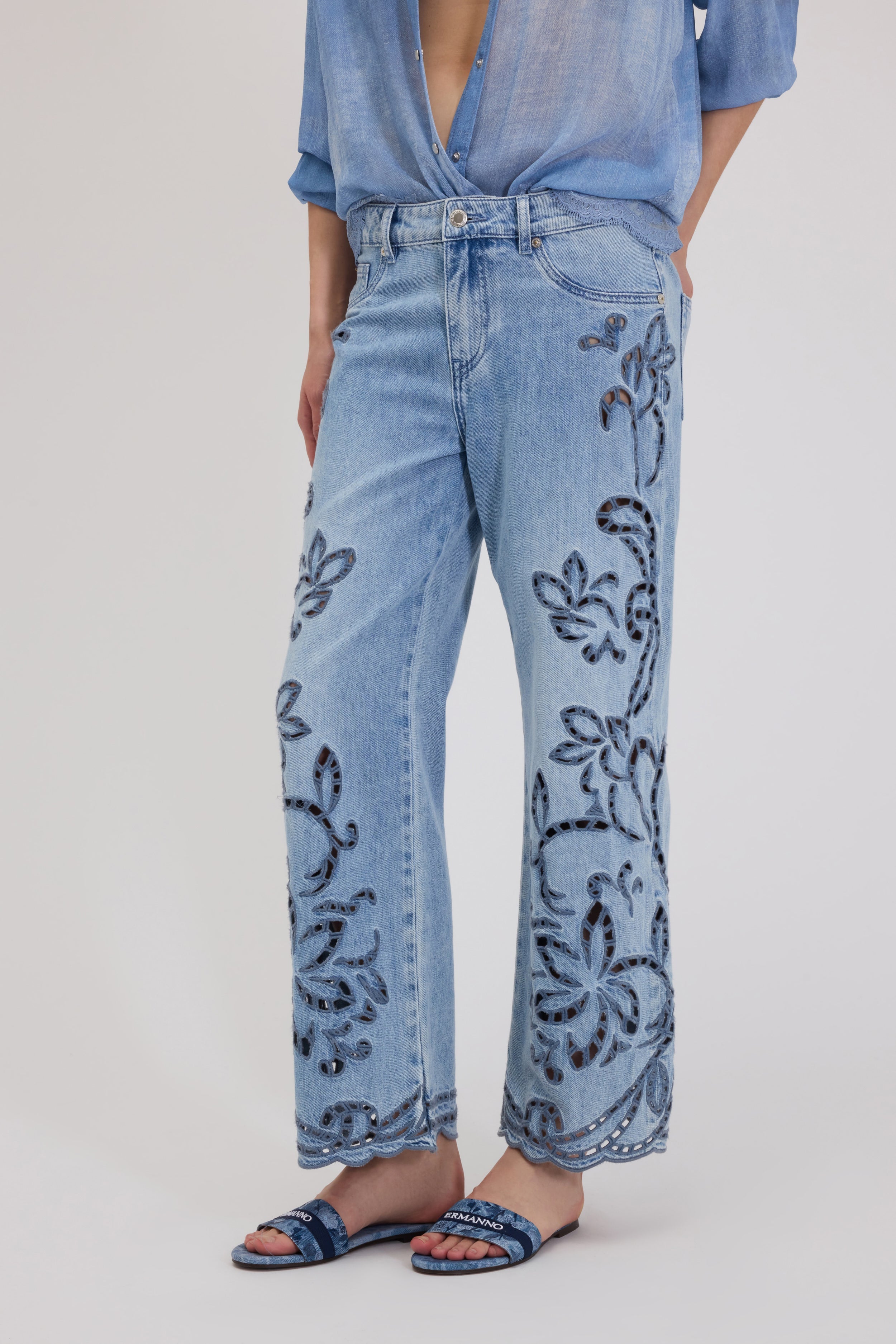 JEANS CON RICAMO SANGALLO