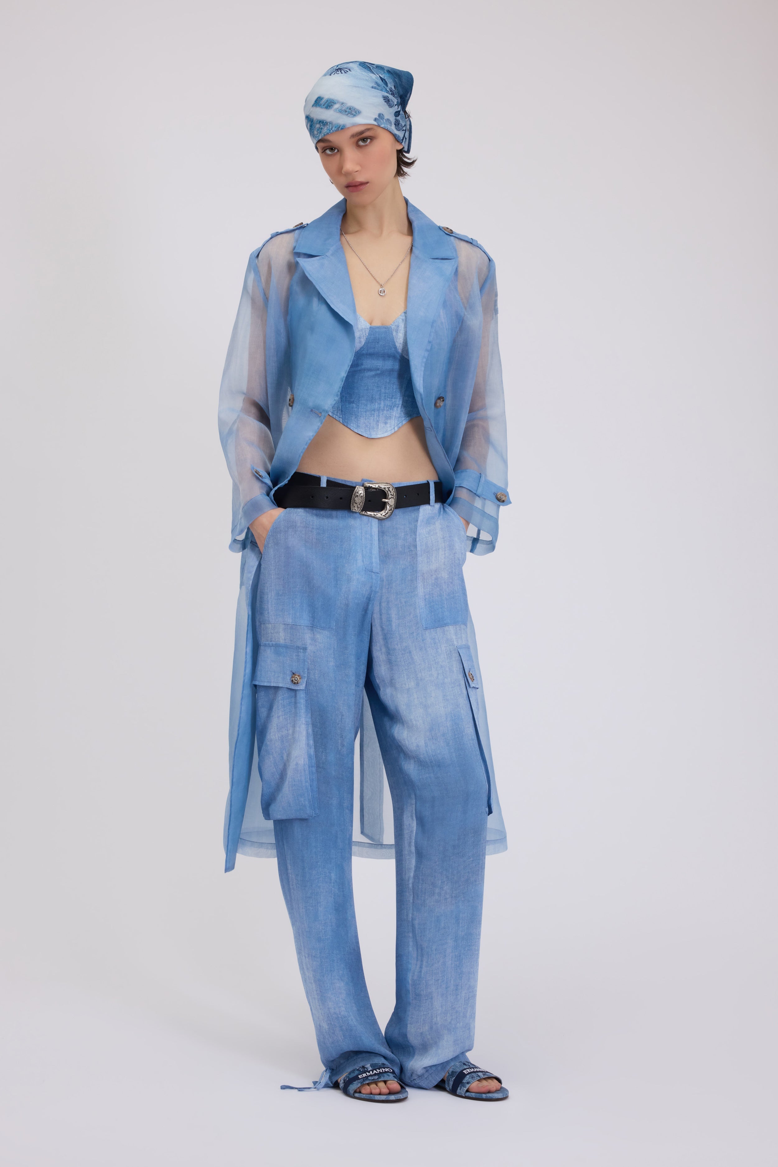 PANTALON CARGO EN GEORGETTE IMPRIMÉ DENIM