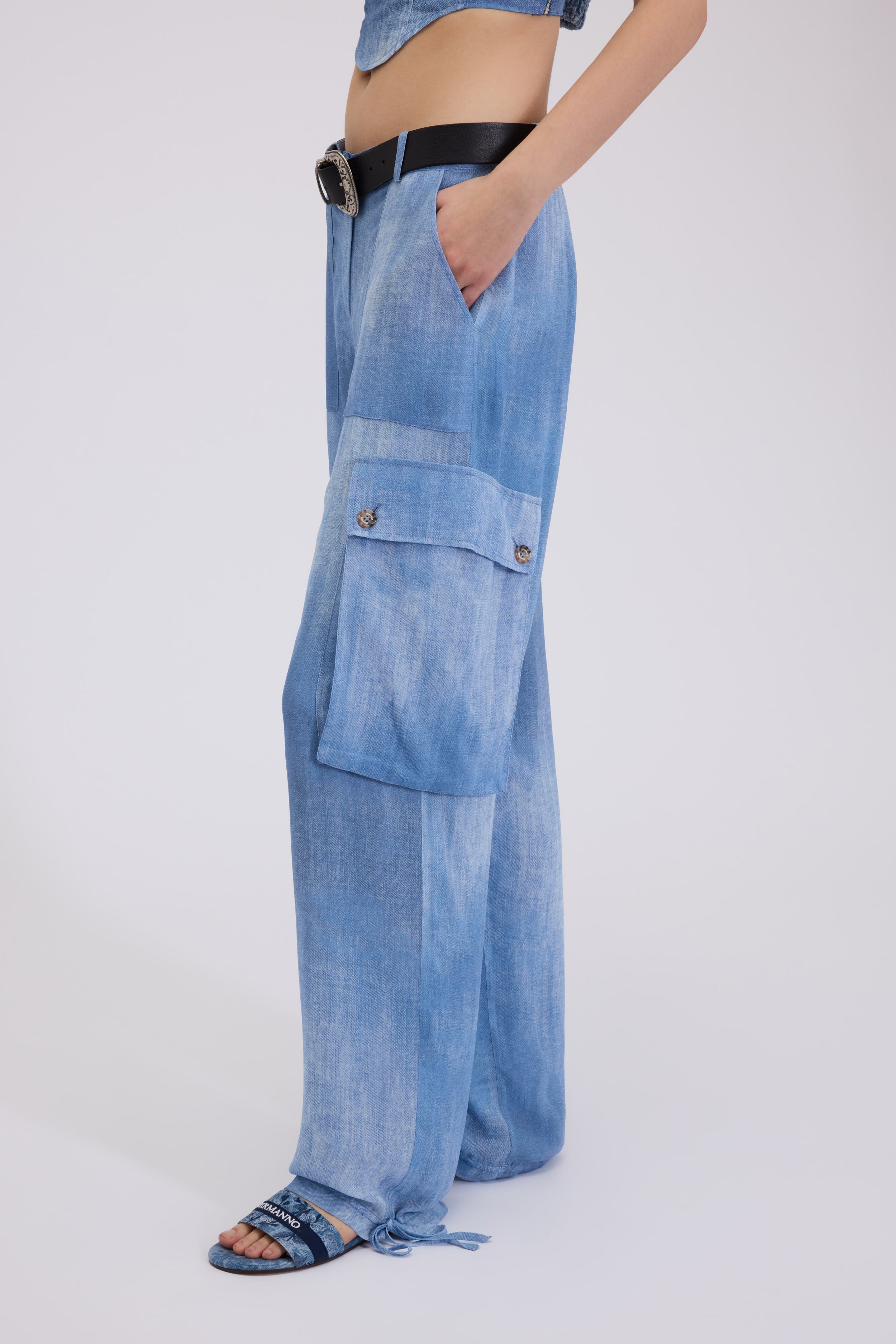 PANTALON CARGO EN GEORGETTE IMPRIMÉ DENIM